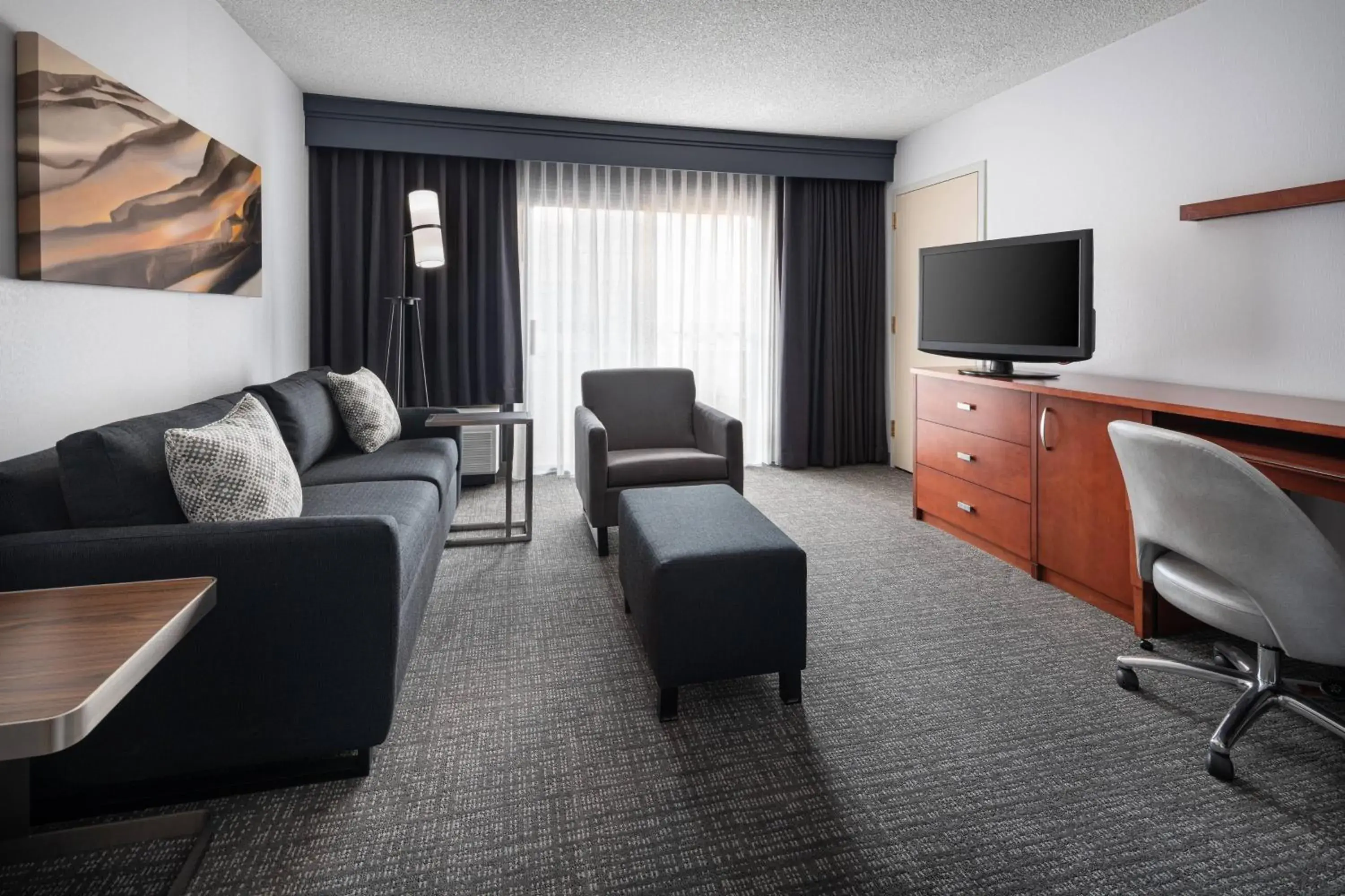 Living room in Courtyard by Marriott Pleasanton Living room in Courtyard by Marriott Pleasanton