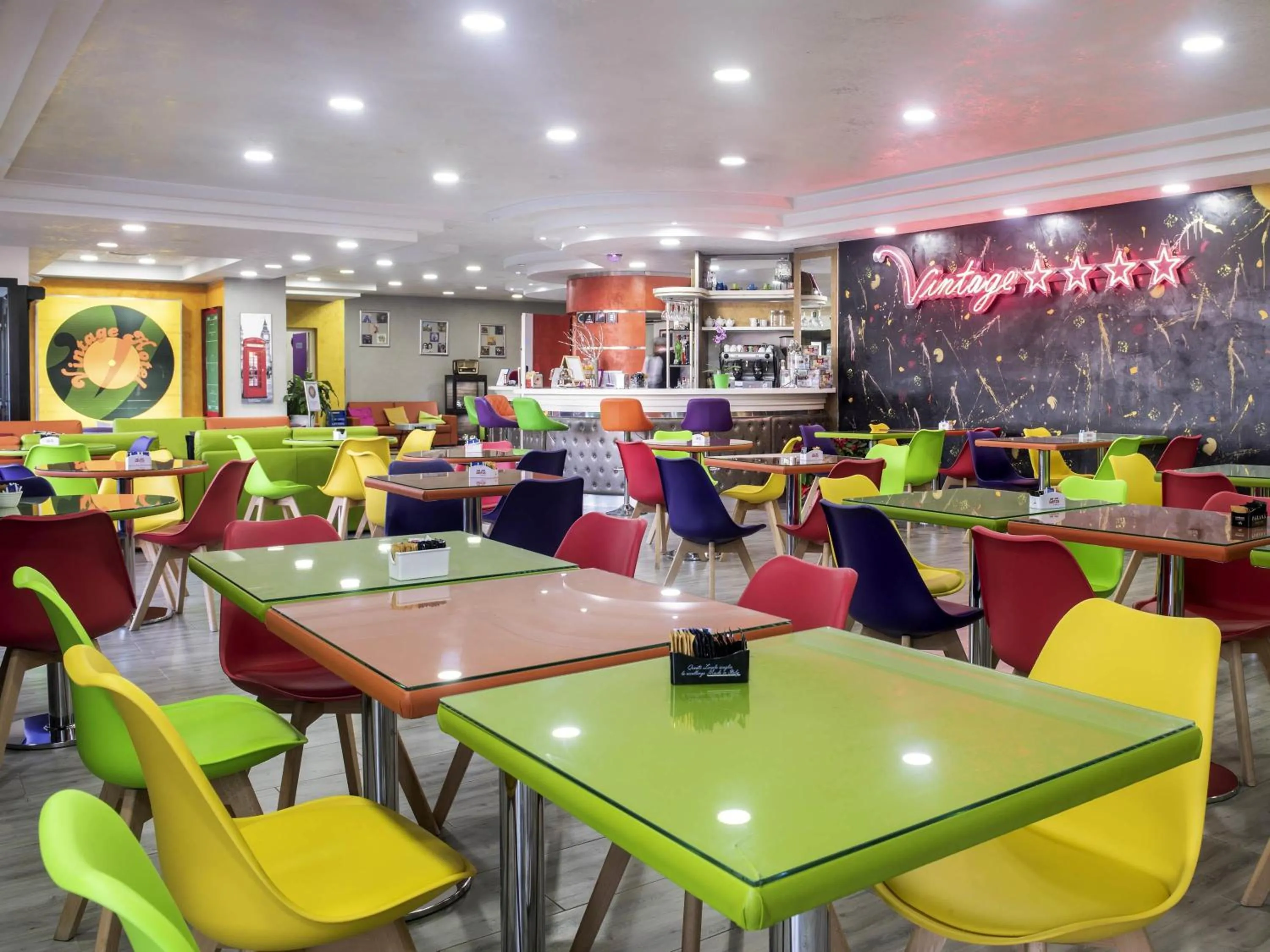 Lounge or bar in ibis Styles Roma Vintage