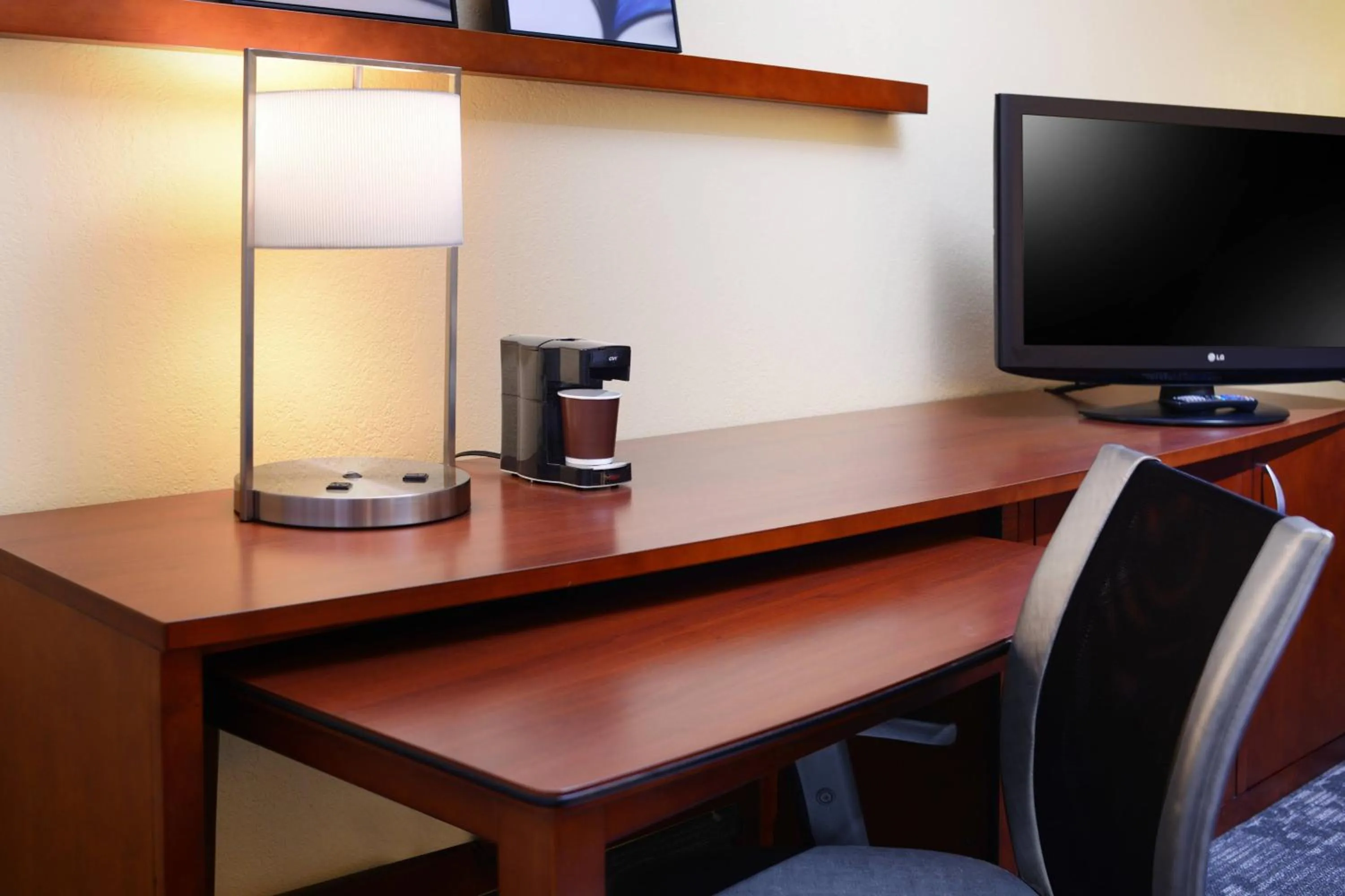 Photo of the whole room in Courtyard by Marriott Oklahoma City Airport