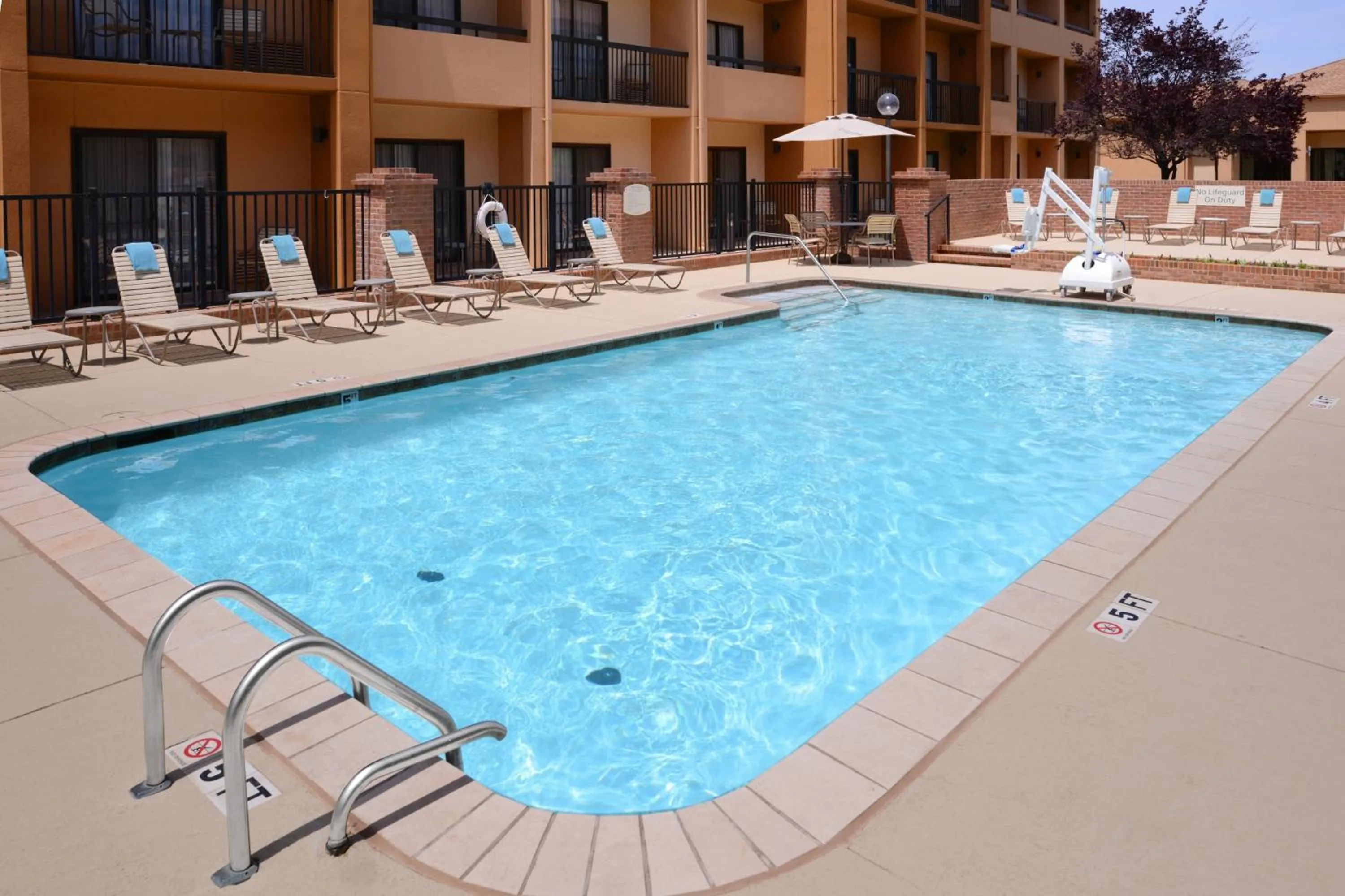 Swimming pool in Courtyard by Marriott Oklahoma City Airport