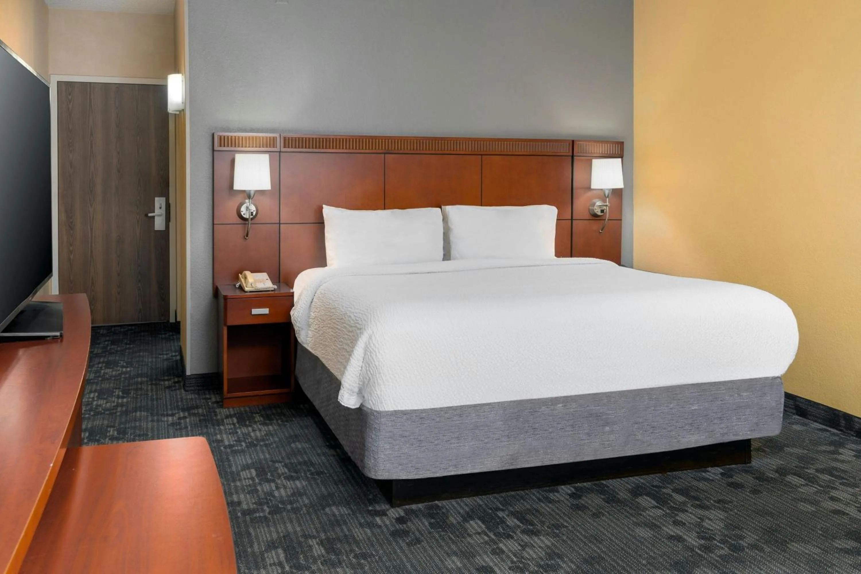 Photo of the whole room, Bed in Courtyard by Marriott Oklahoma City Airport