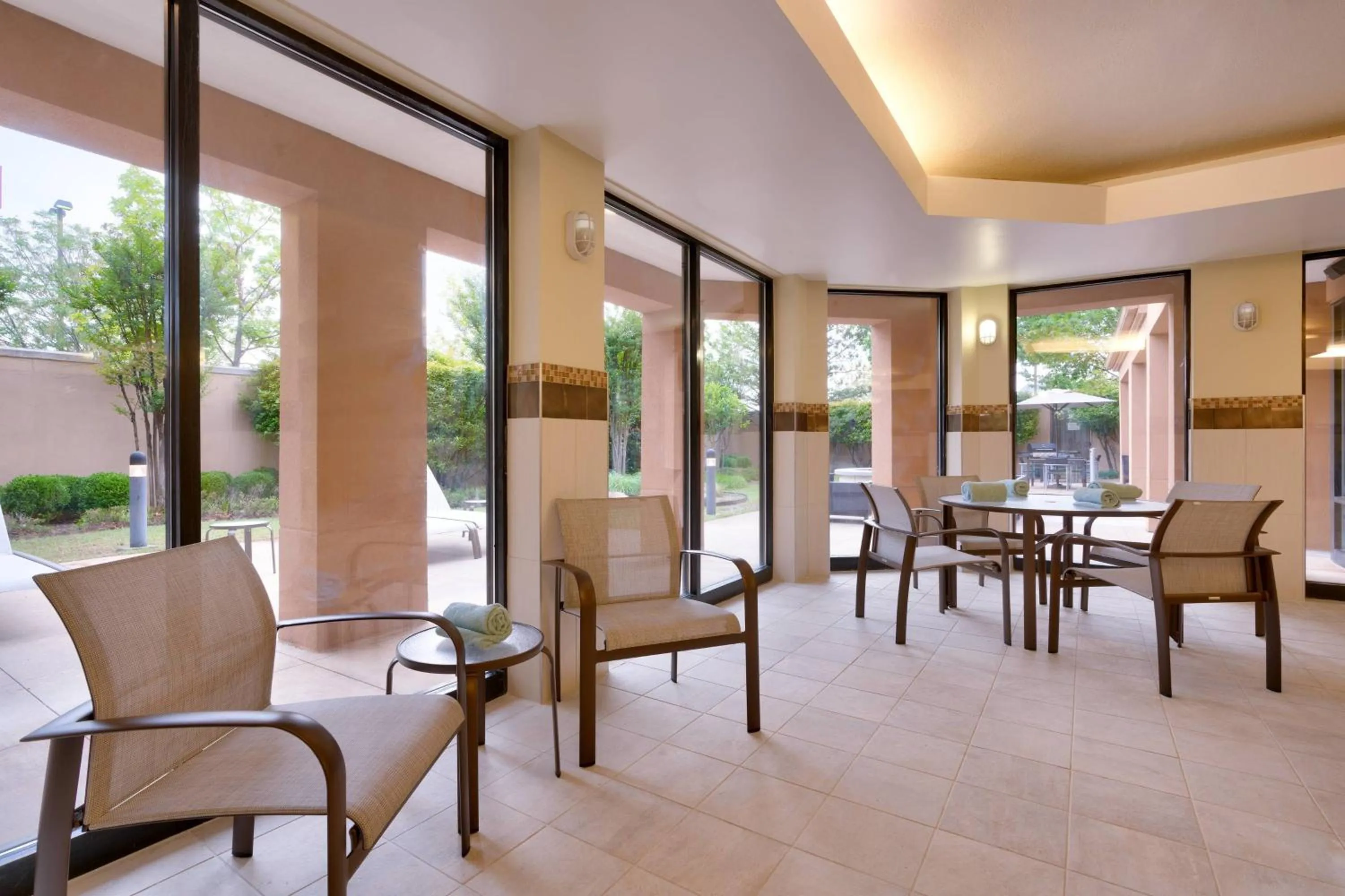 Swimming pool in Courtyard by Marriott Oklahoma City Northwest