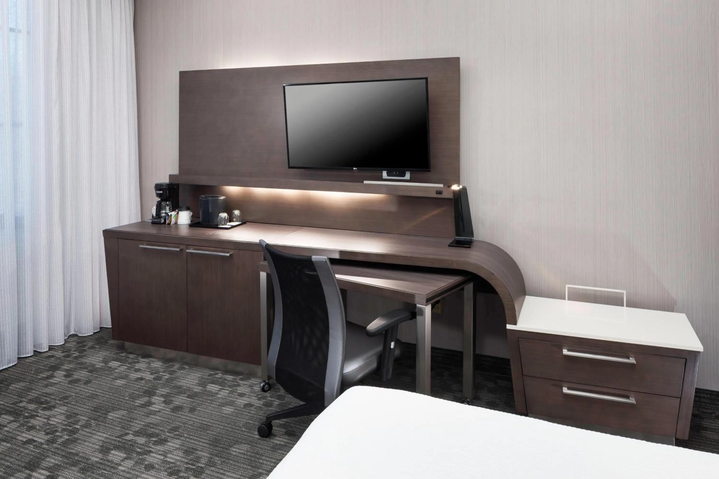 Photo of the whole room in Courtyard Omaha Downtown/Old Market Area