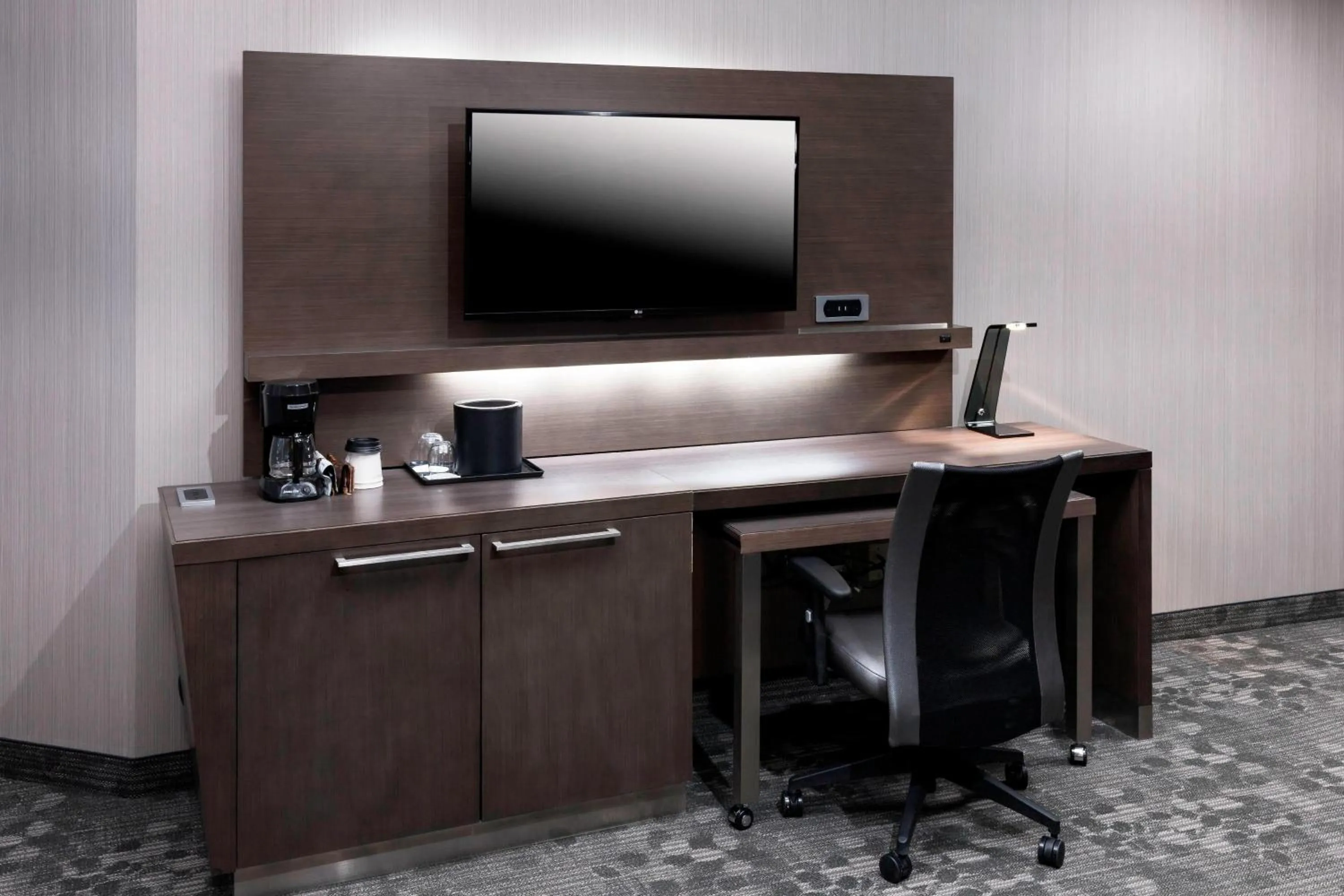 Photo of the whole room in Courtyard Omaha Downtown/Old Market Area