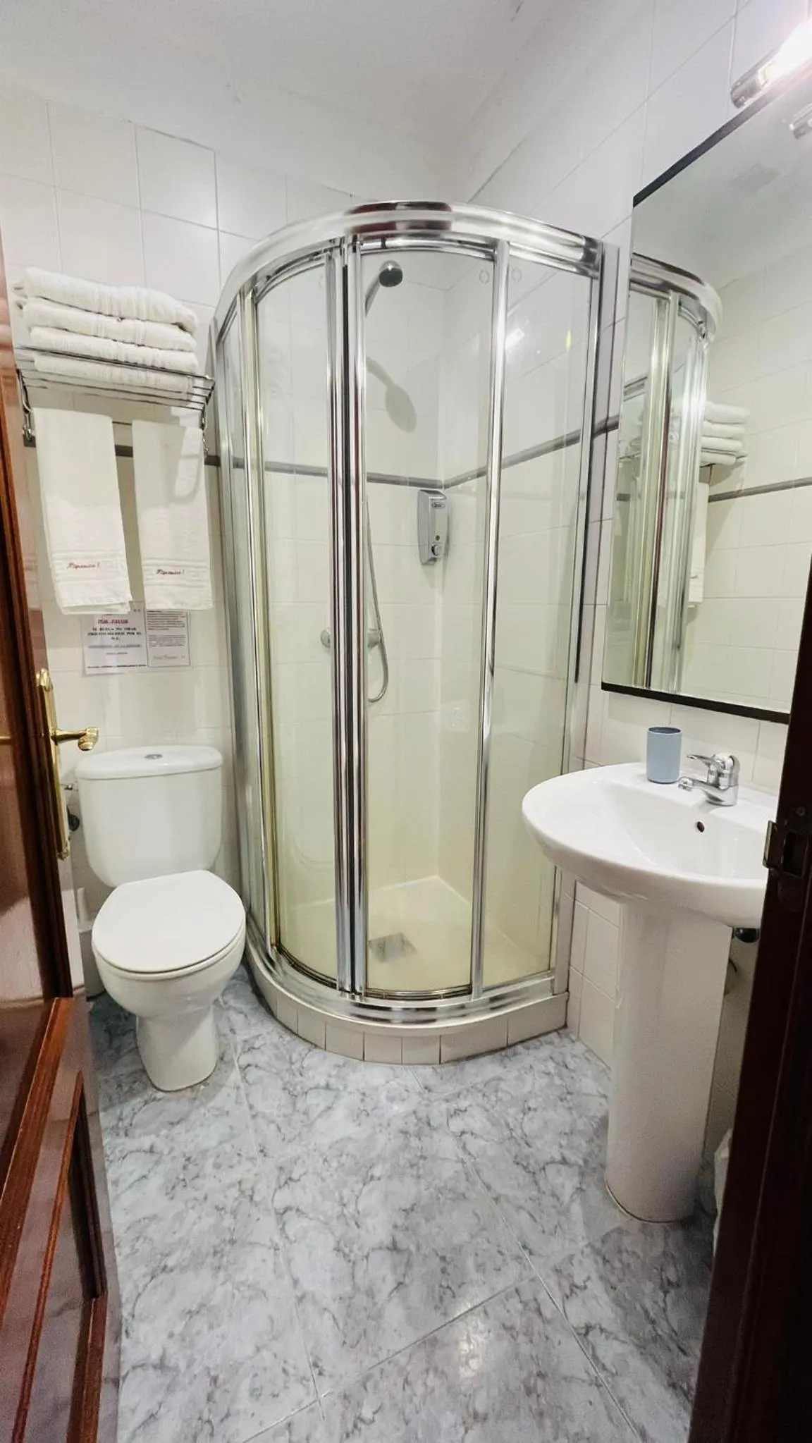 Bathroom in Hostal Hispanico I