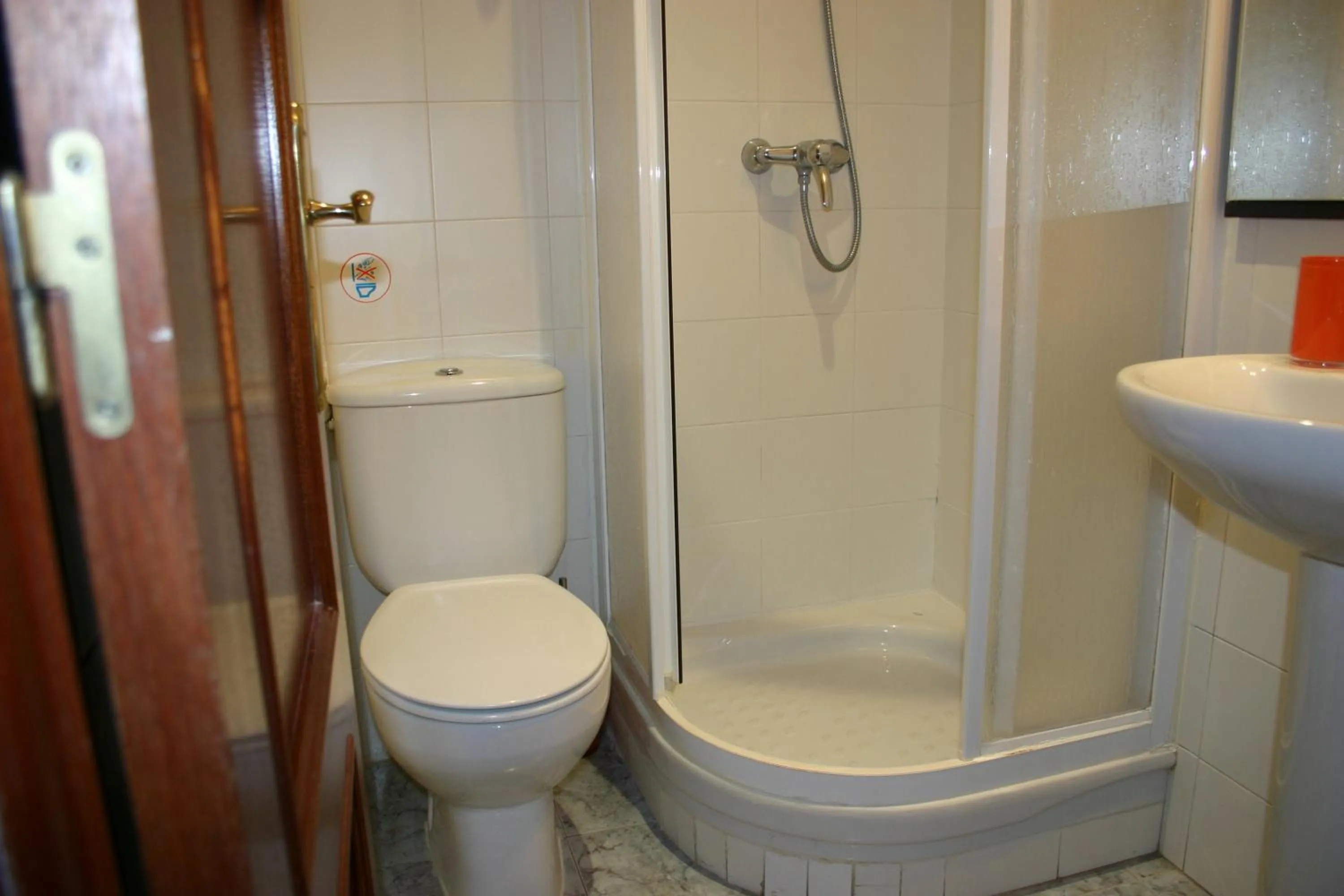 Bathroom in Hostal Hispanico I