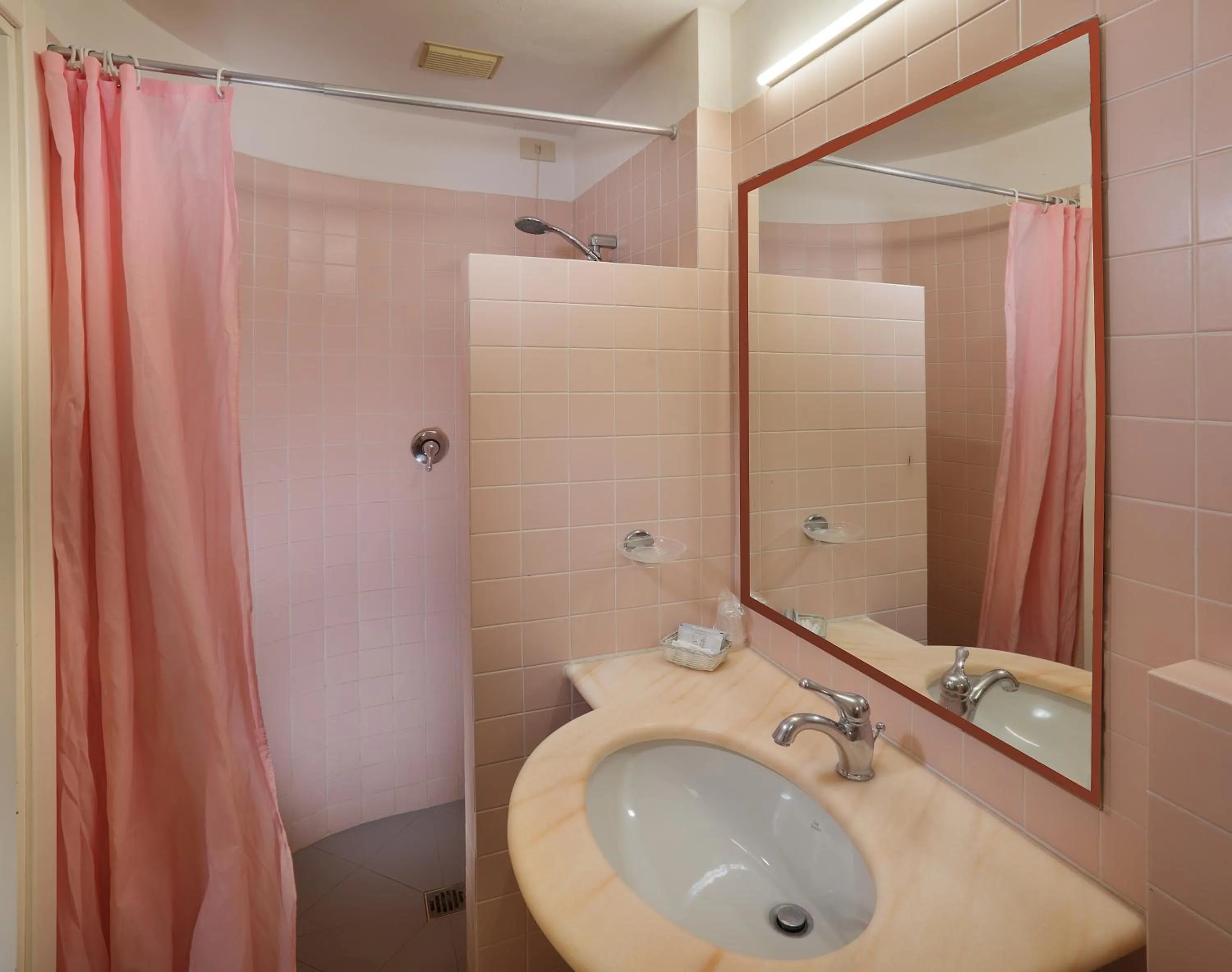 Shower in Hotel La Querceta