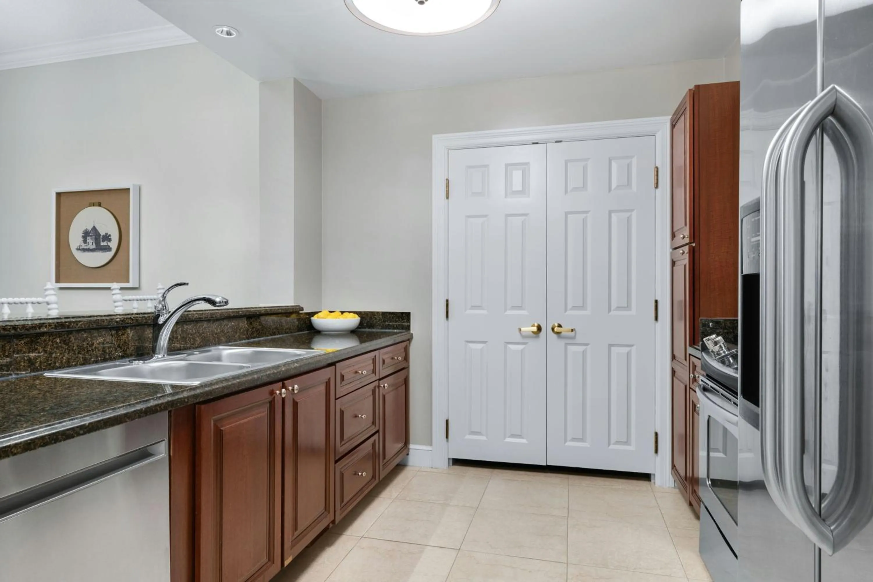 Kitchen or kitchenette in Marriott's Manor Club at Ford's Colony