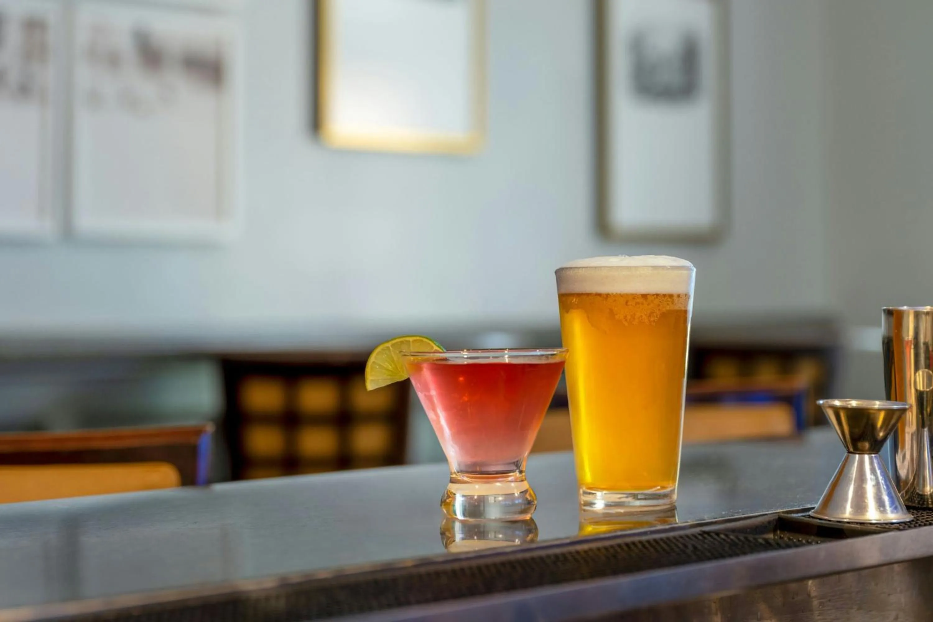 Lounge or bar in Marriott's Manor Club at Ford's Colony