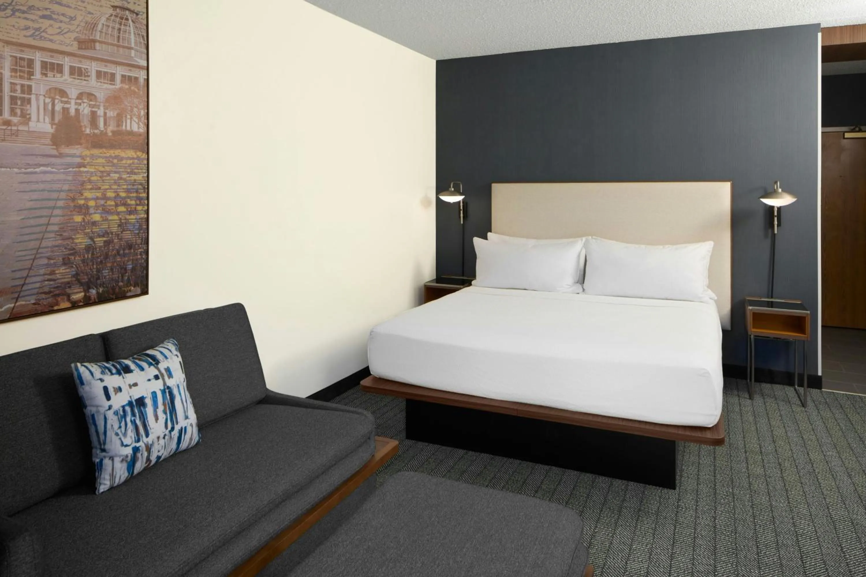 Photo of the whole room, Bed in Courtyard Williamsburg - Busch Gardens