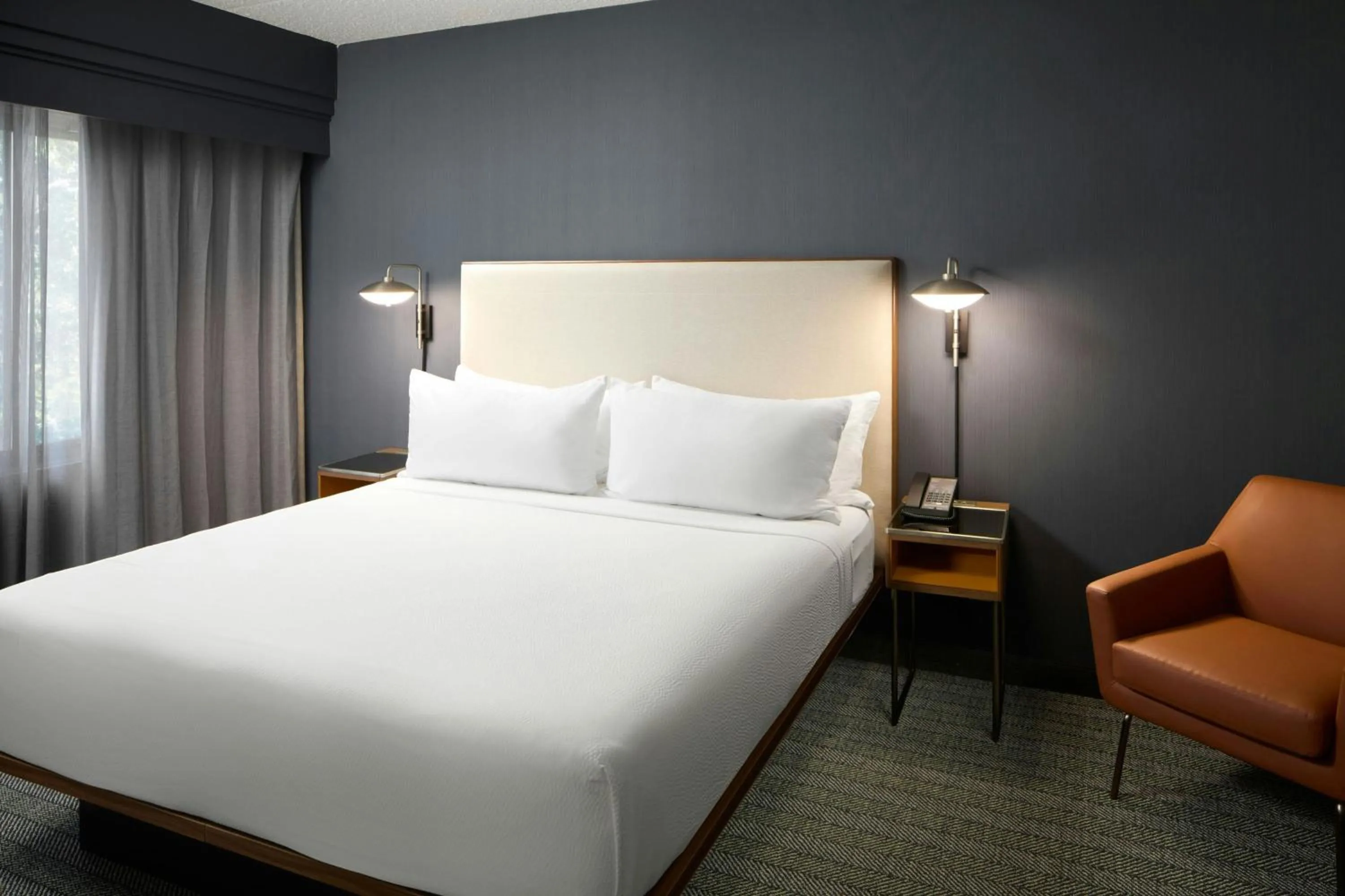 Photo of the whole room, Bed in Courtyard Williamsburg - Busch Gardens