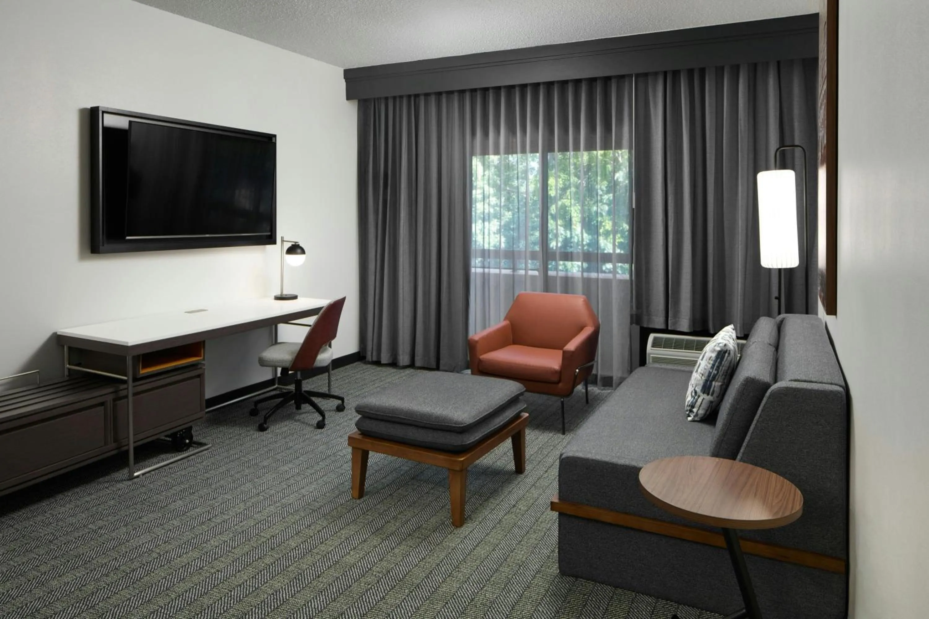 Photo of the whole room in Courtyard Williamsburg - Busch Gardens