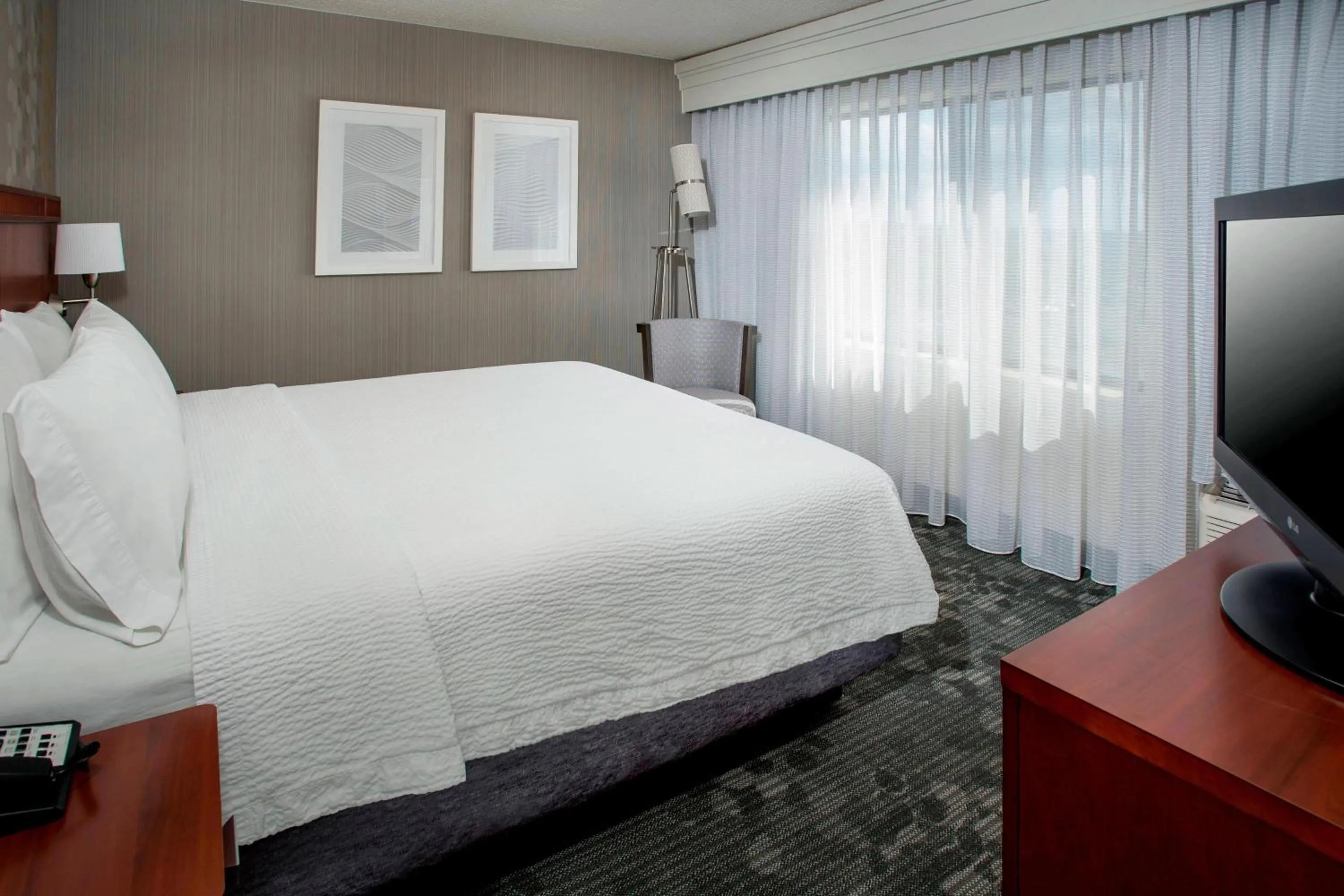 Bedroom, Bed in Courtyard Philadelphia Plymouth Meeting