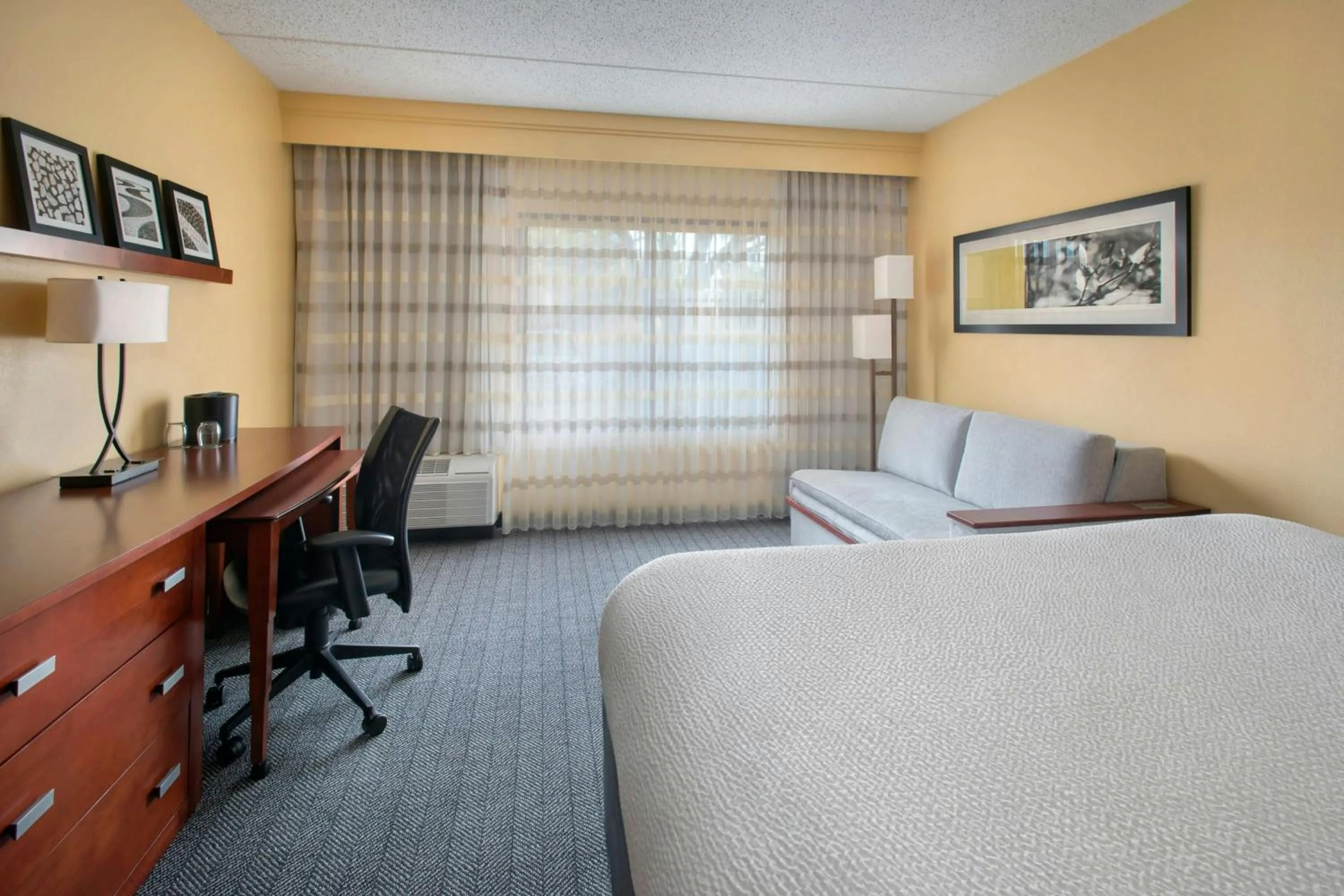Photo of the whole room, Bed in Courtyard by Marriott Mt. Laurel