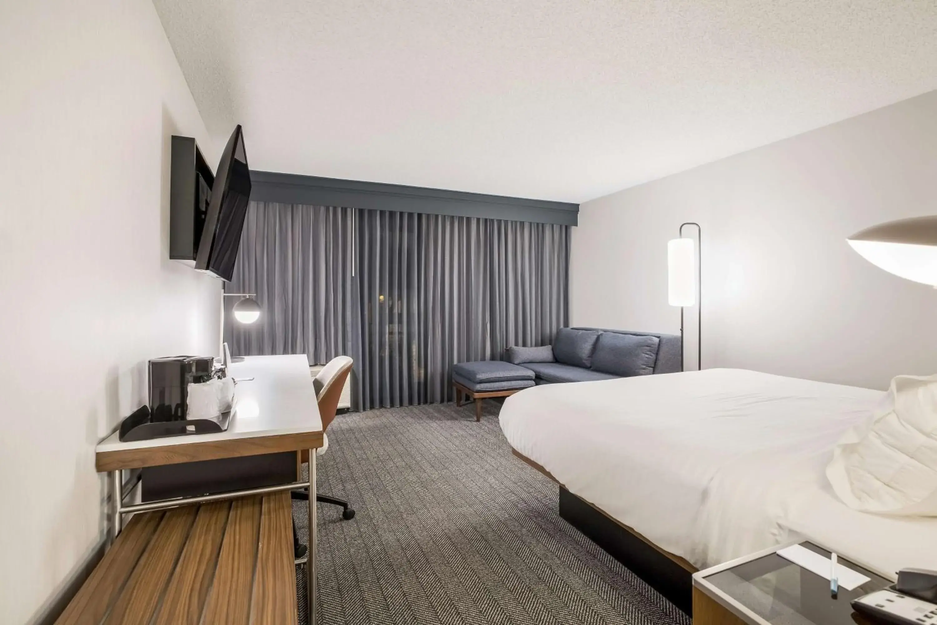 Guestroom King Room with Sofabed in Sonesta Select Phoenix Chandler Guestroom King Room with Sofabed in Sonesta Select Phoenix Chandler