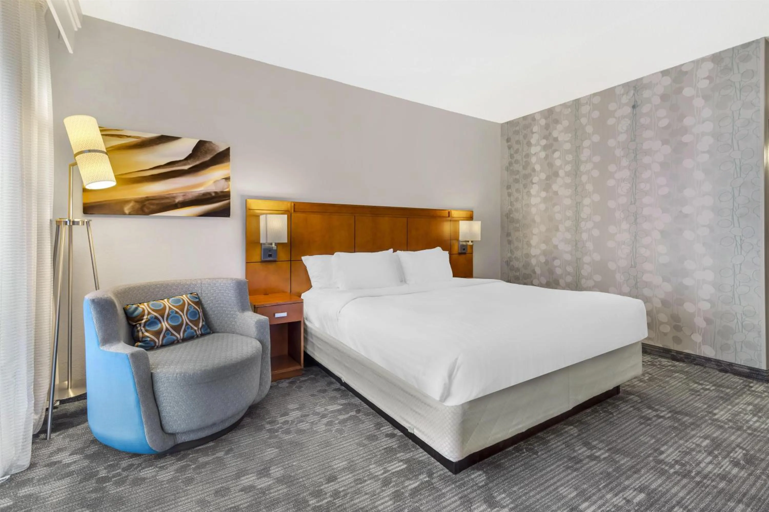 Photo of the whole room, Bed in Sonesta Select Newport Middletown