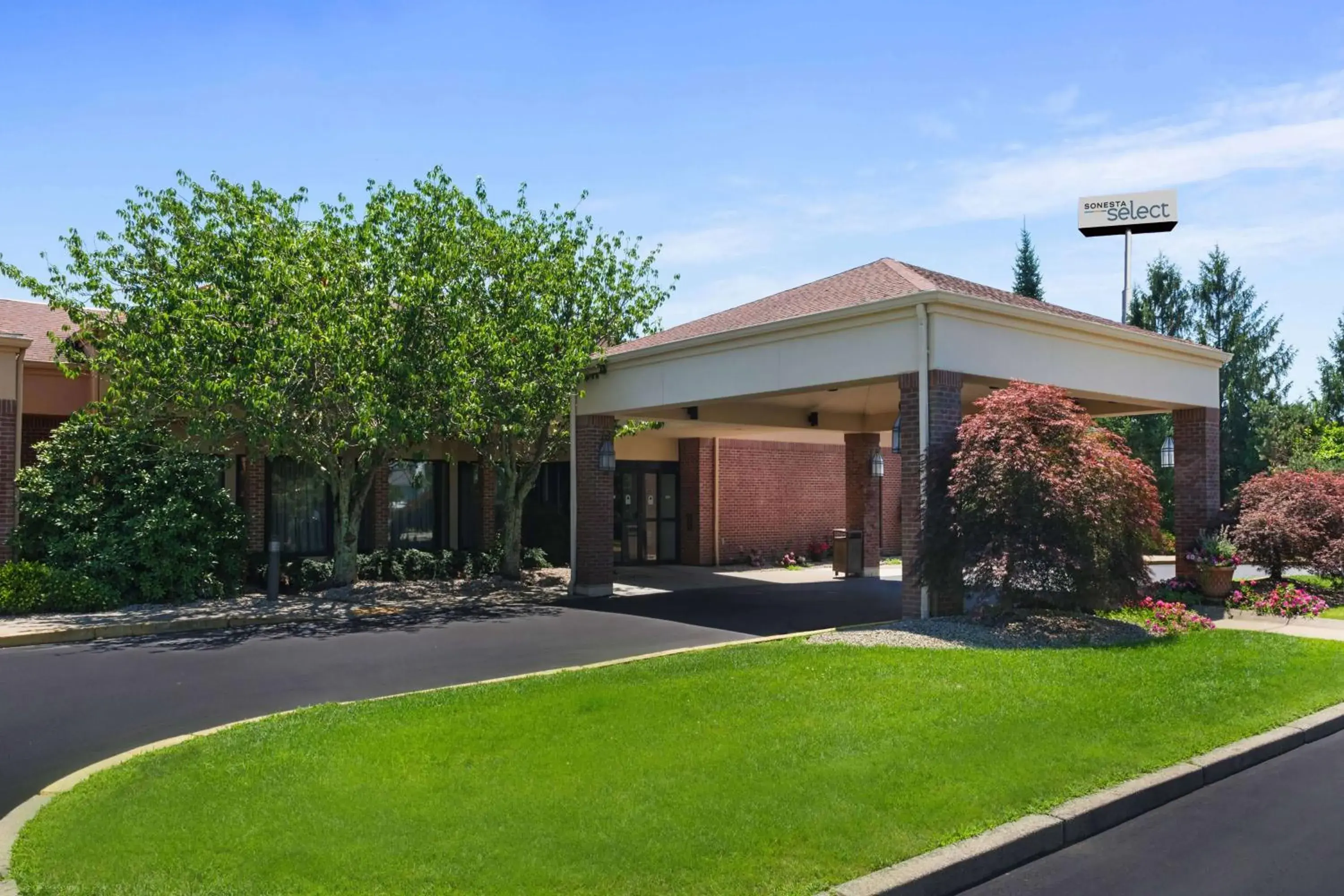 Property building in Sonesta Select Newport Middletown Property building in Sonesta Select Newport Middletown