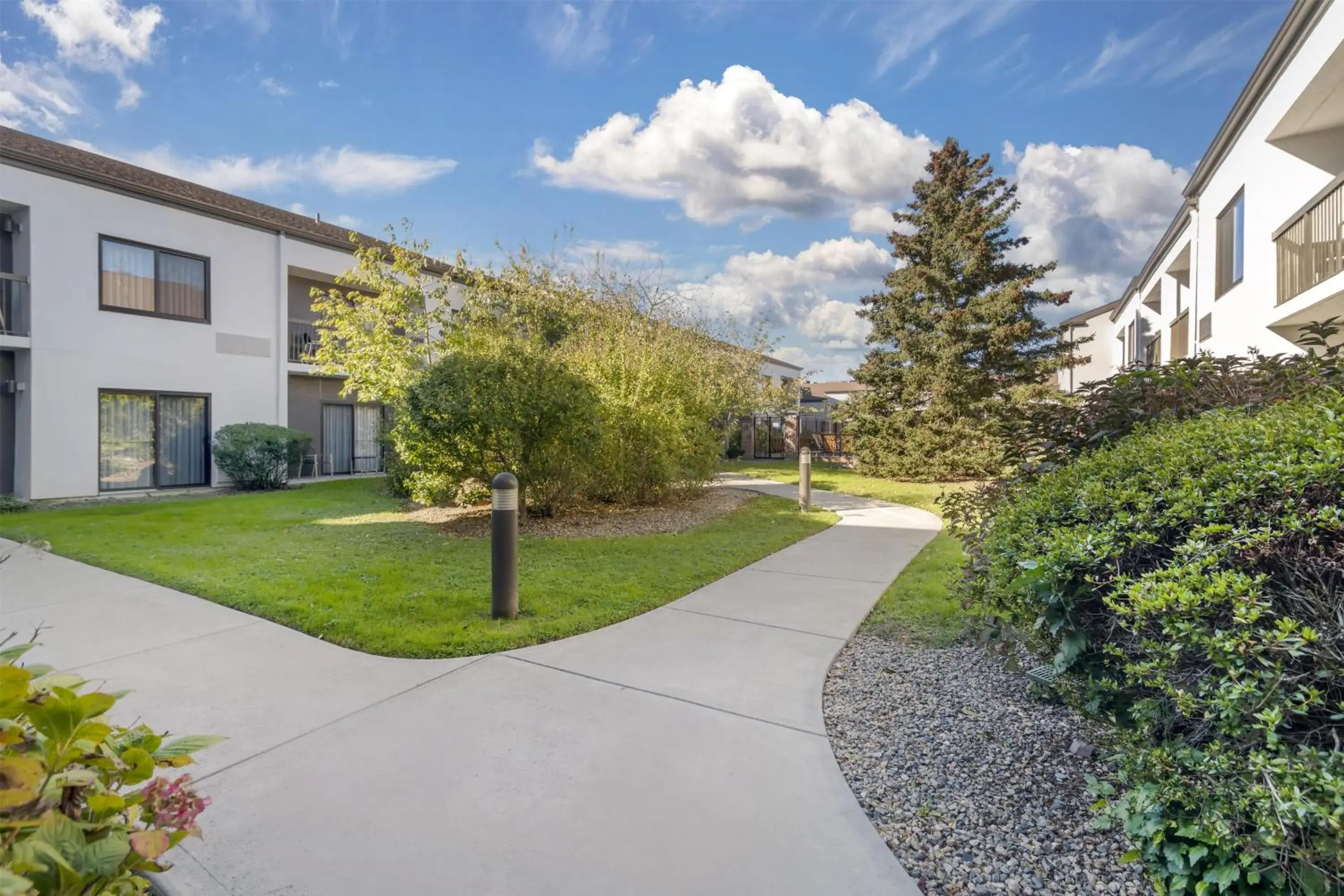 Deluxe King with Patio in Sonesta Select Newport Middletown Deluxe King with Patio in Sonesta Select Newport Middletown