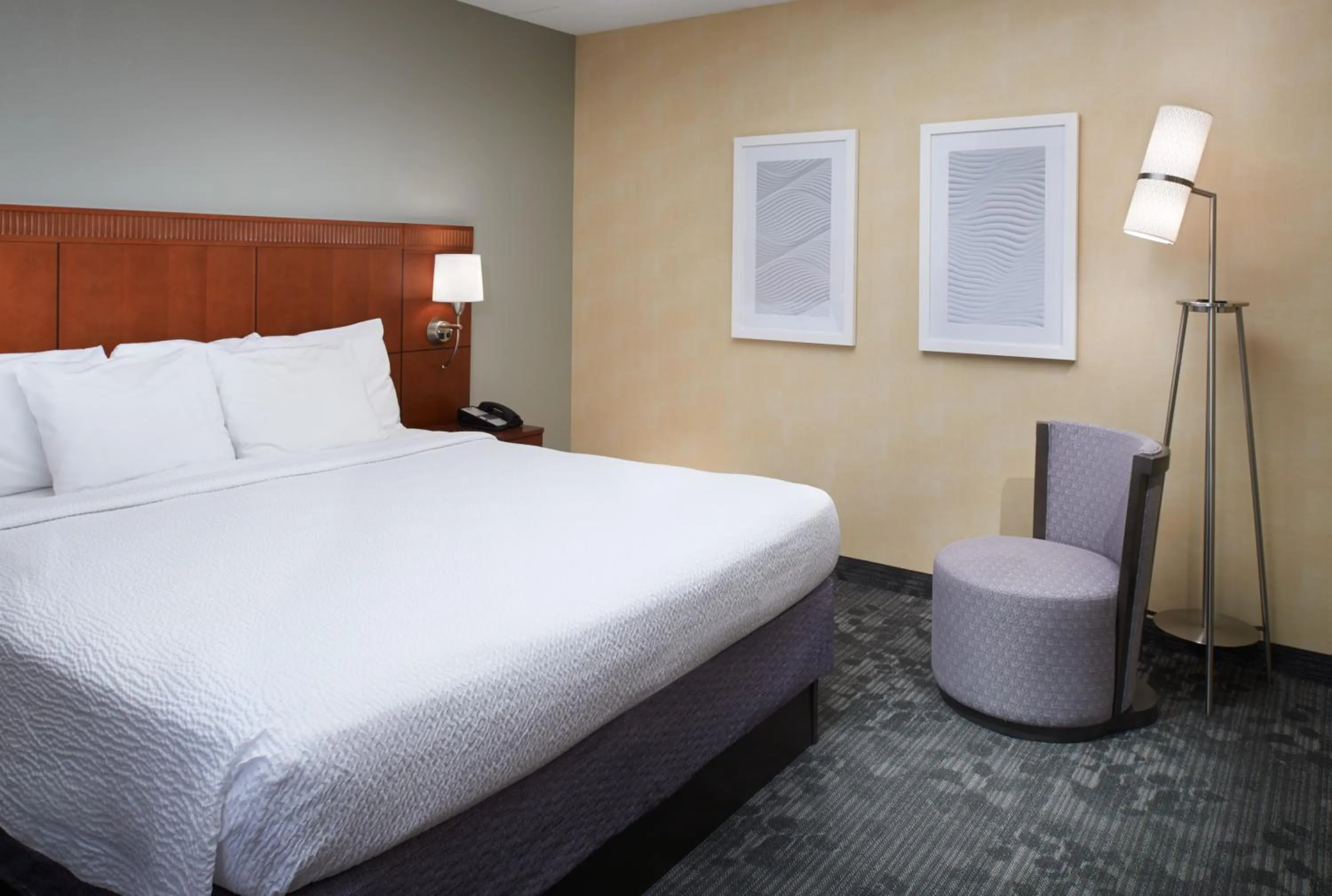 Bed in Courtyard by Marriott Rockford