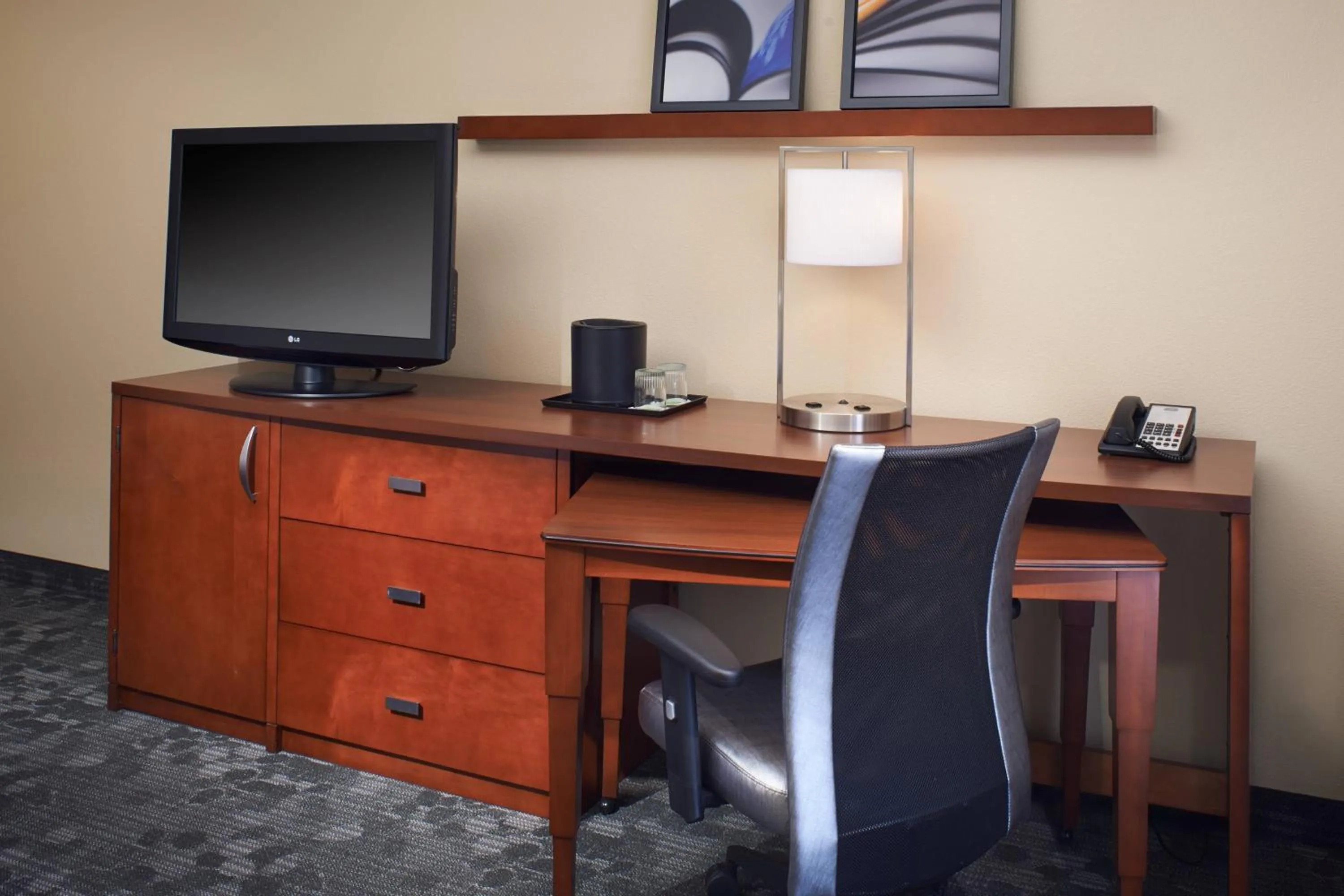 Bedroom in Courtyard by Marriott Rockford