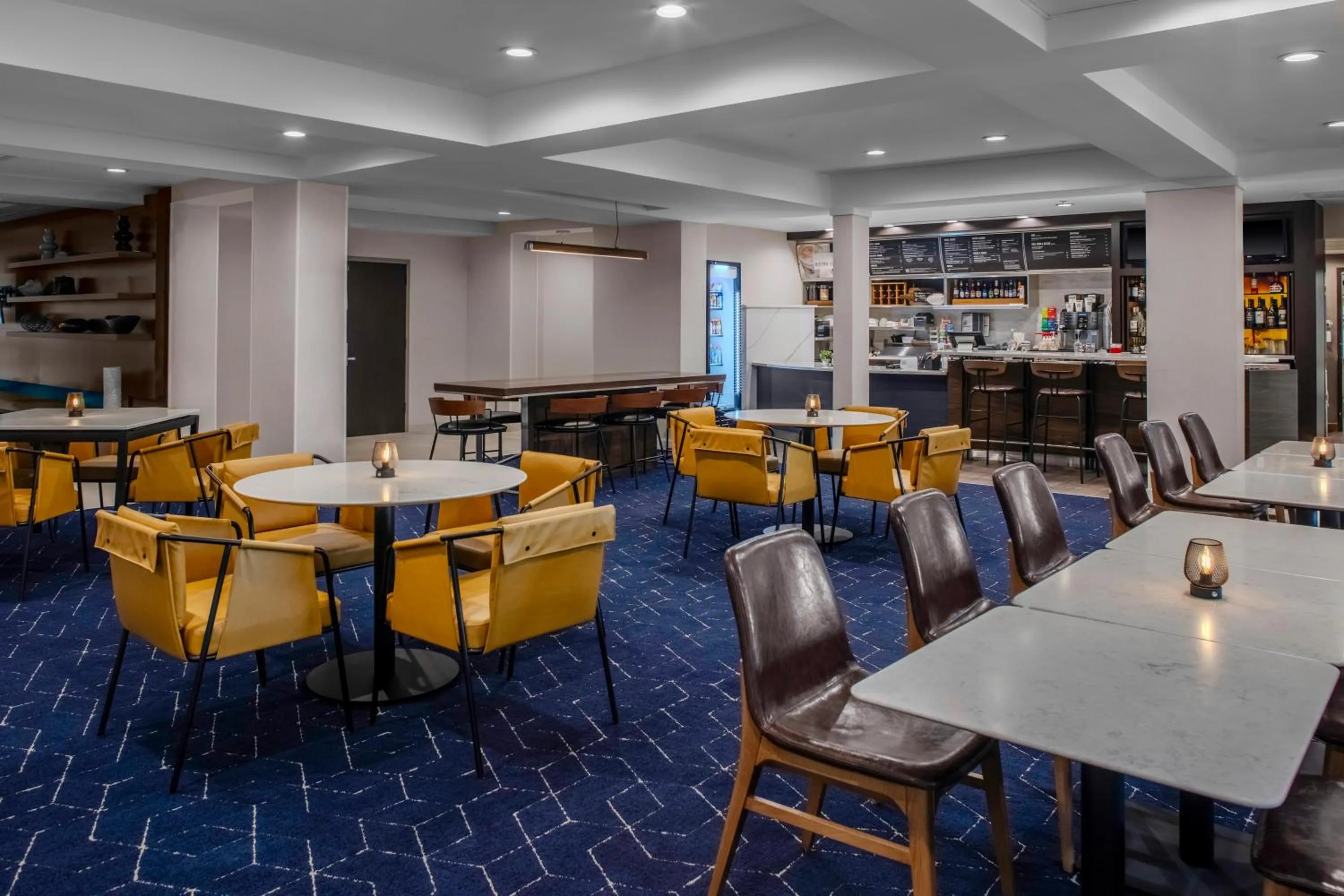 Lounge or bar in Courtyard by Marriott Richmond Northwest