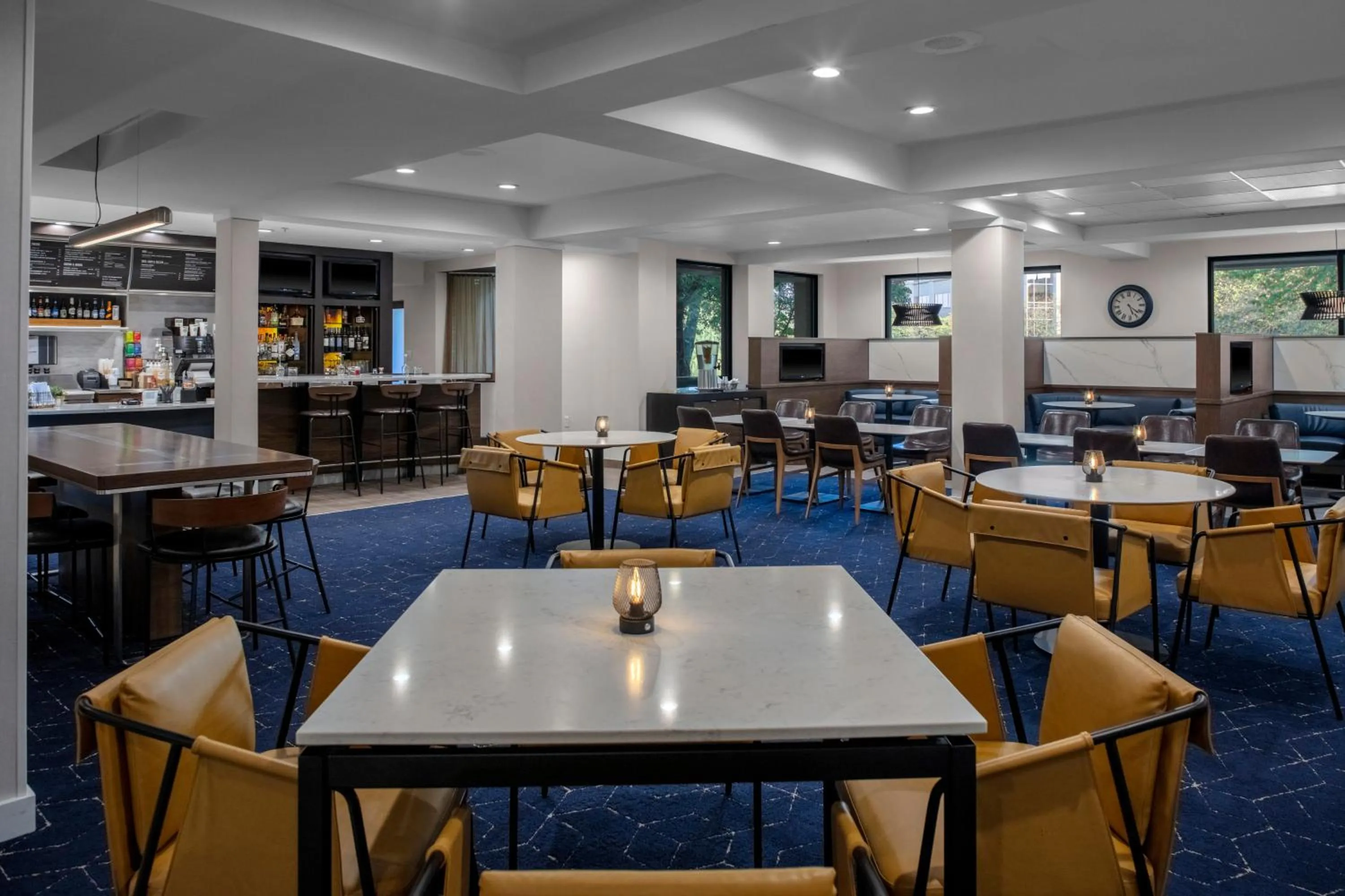 Lounge or bar in Courtyard by Marriott Richmond Northwest