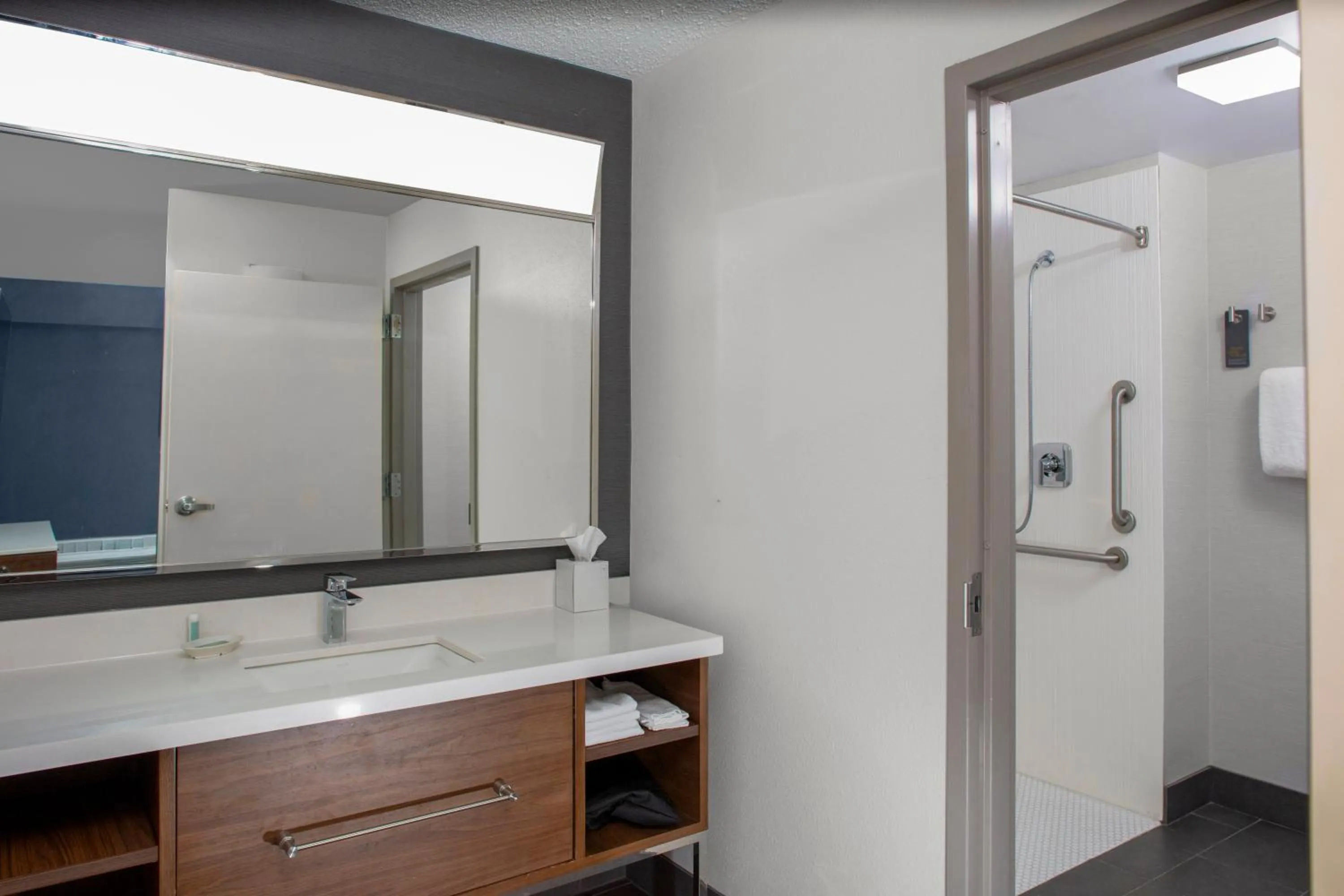 Bathroom in Courtyard by Marriott Richmond Northwest
