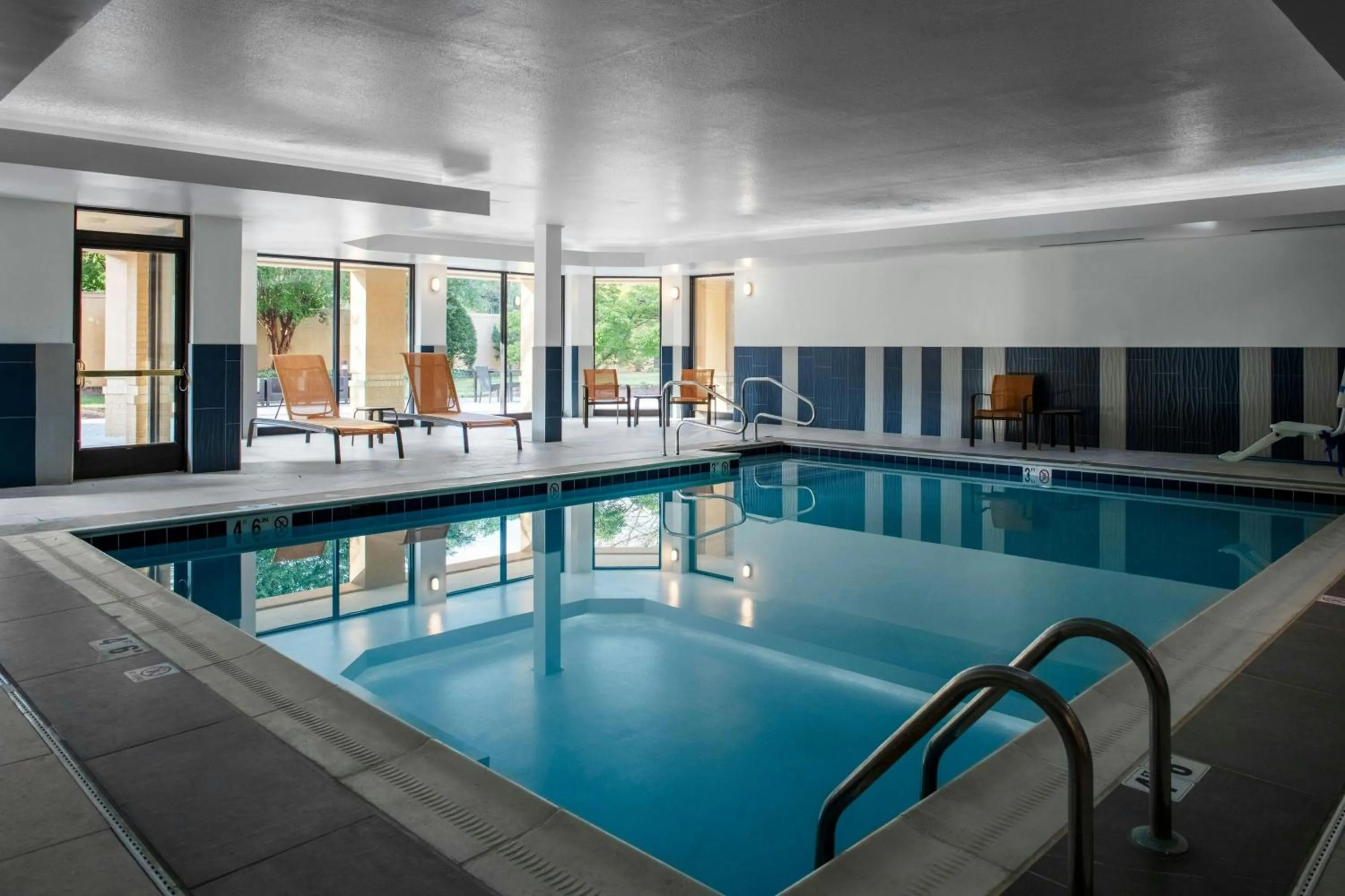 Swimming pool in Courtyard by Marriott Richmond Northwest
