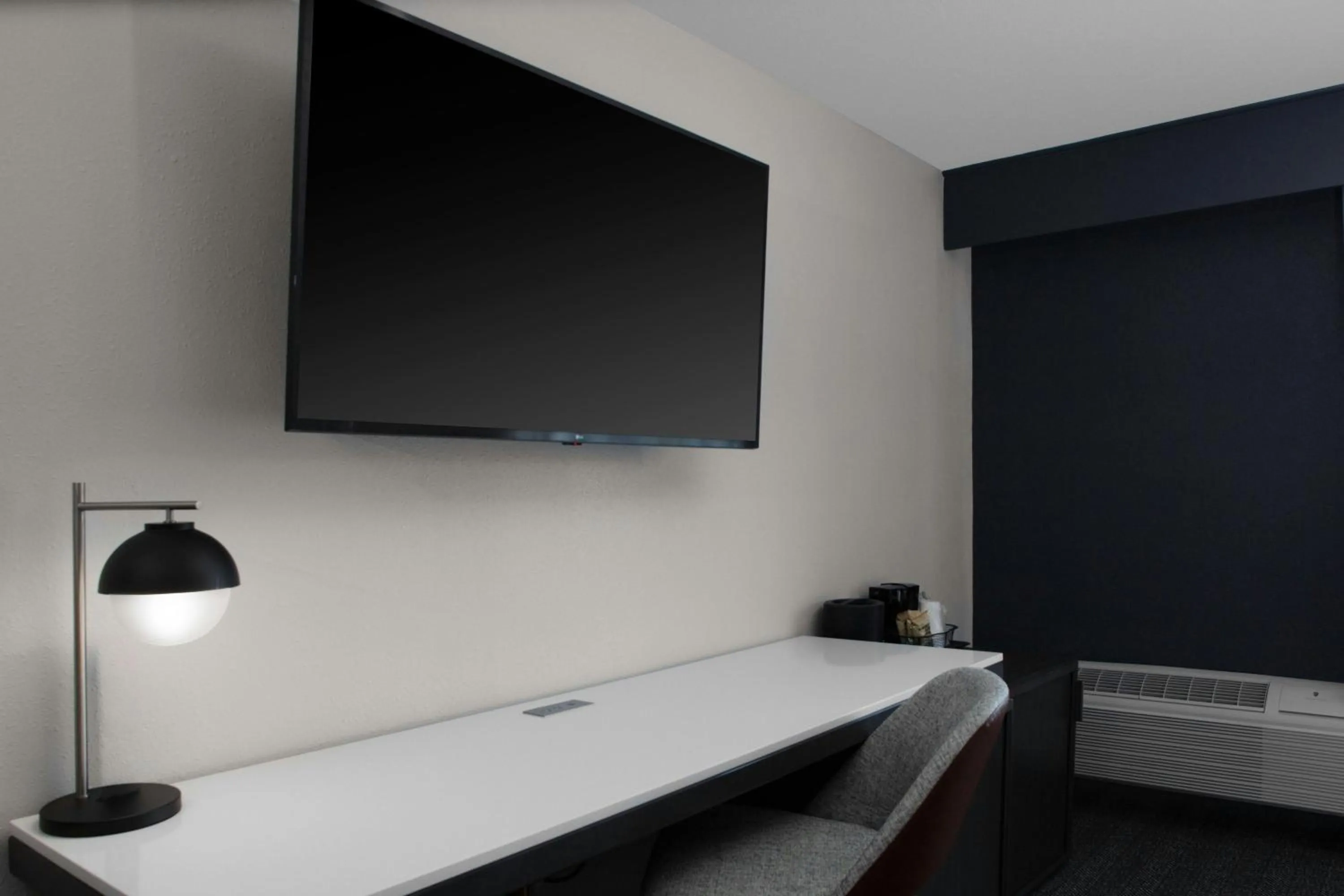 Photo of the whole room, Bed in Courtyard by Marriott Richmond Northwest