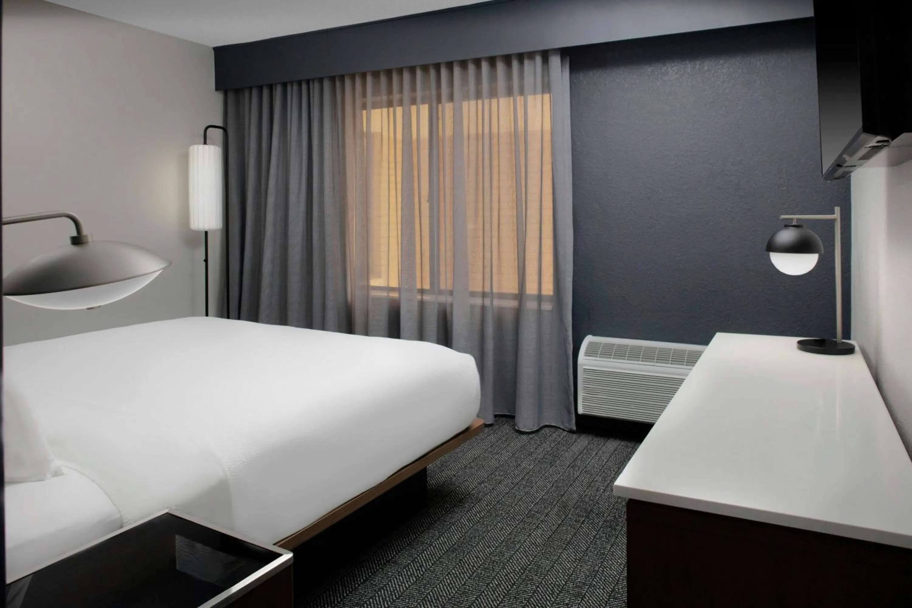 Photo of the whole room, Bed in Courtyard by Marriott Richmond Northwest