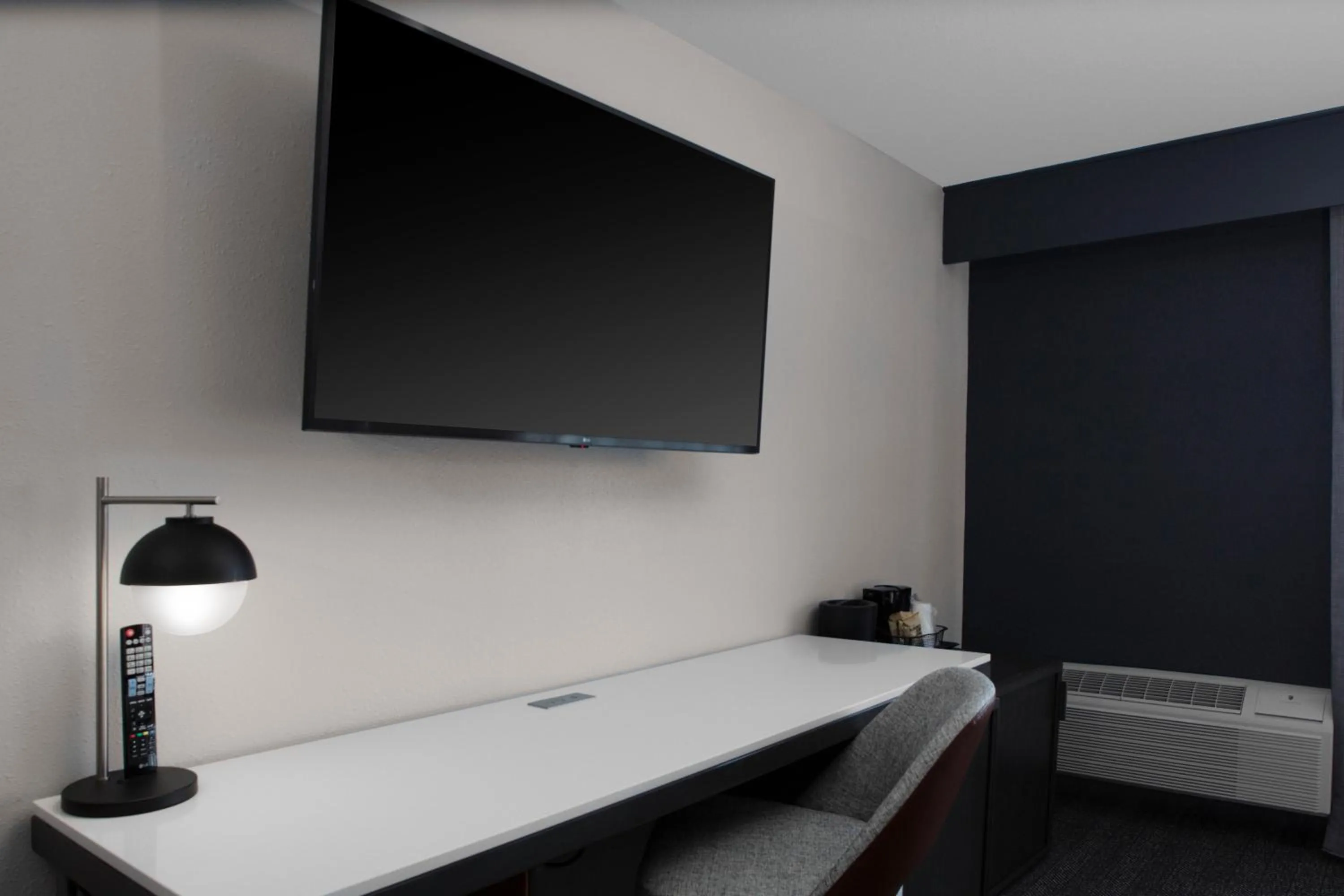 TV and multimedia in Courtyard by Marriott Richmond Northwest