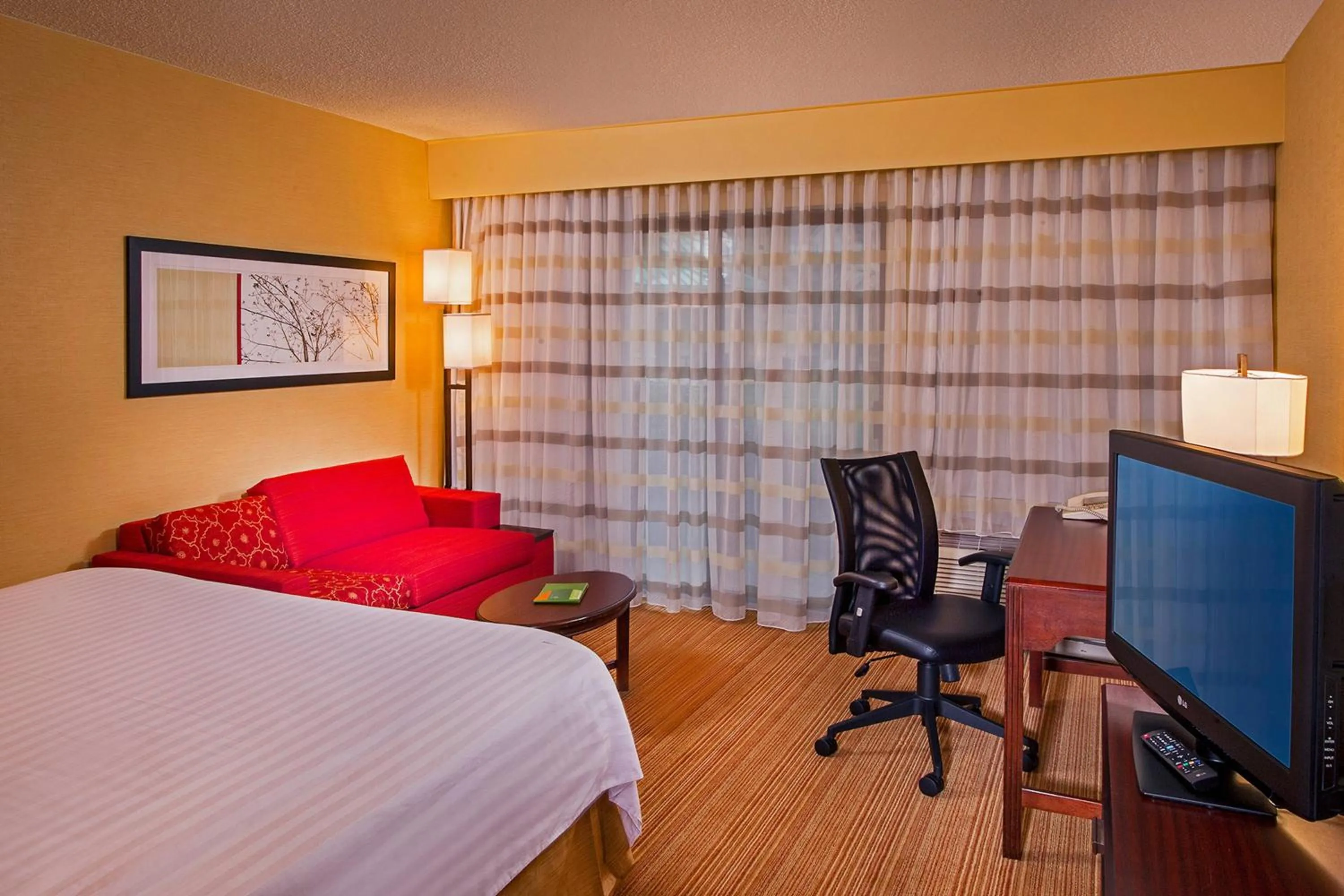 Photo of the whole room, Bed in Courtyard by Marriott Richmond Northwest