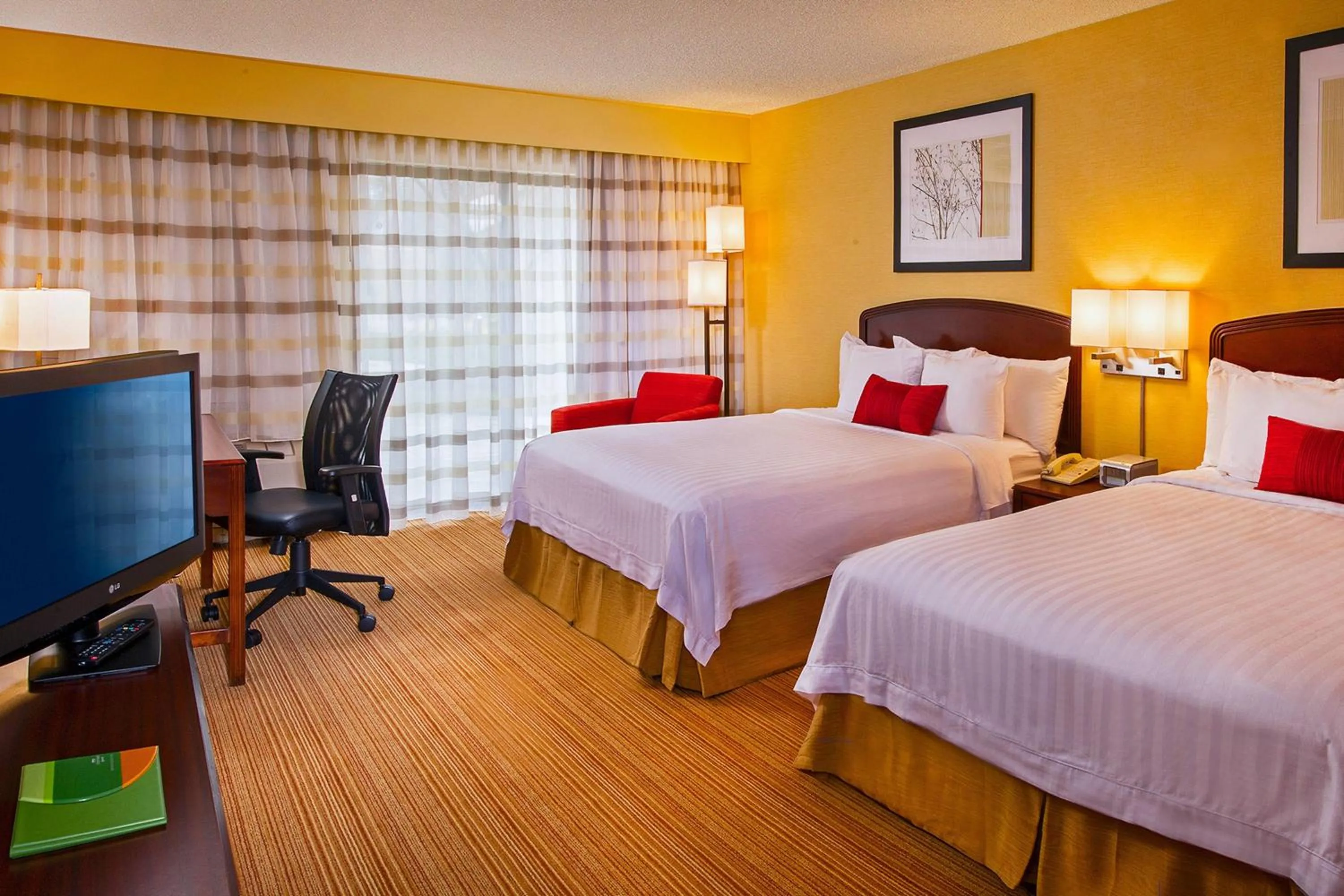 Photo of the whole room, Bed in Courtyard by Marriott Richmond Northwest