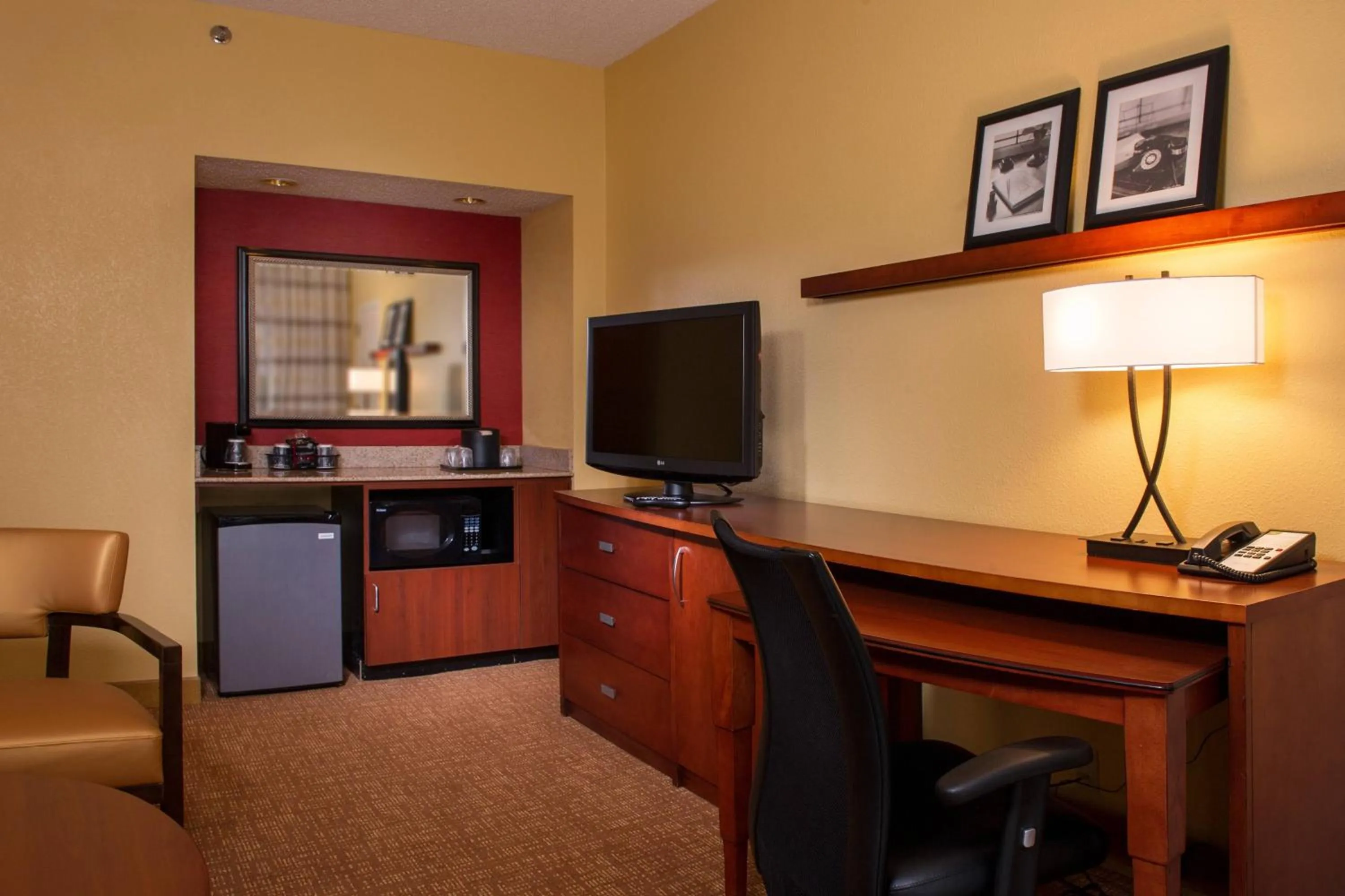 Living room in Courtyard by Marriott Richmond West