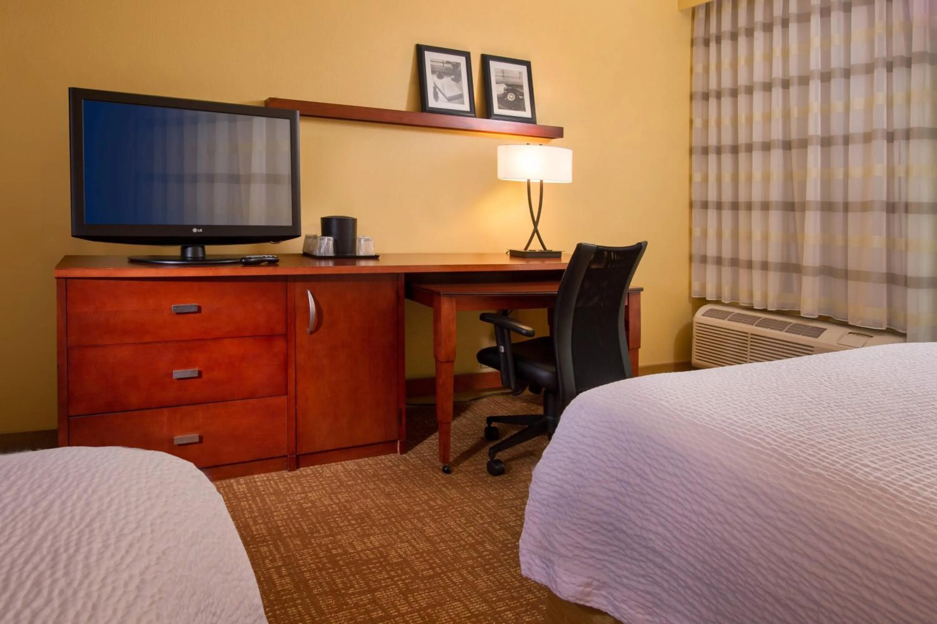 Photo of the whole room, Bed in Courtyard by Marriott Richmond West