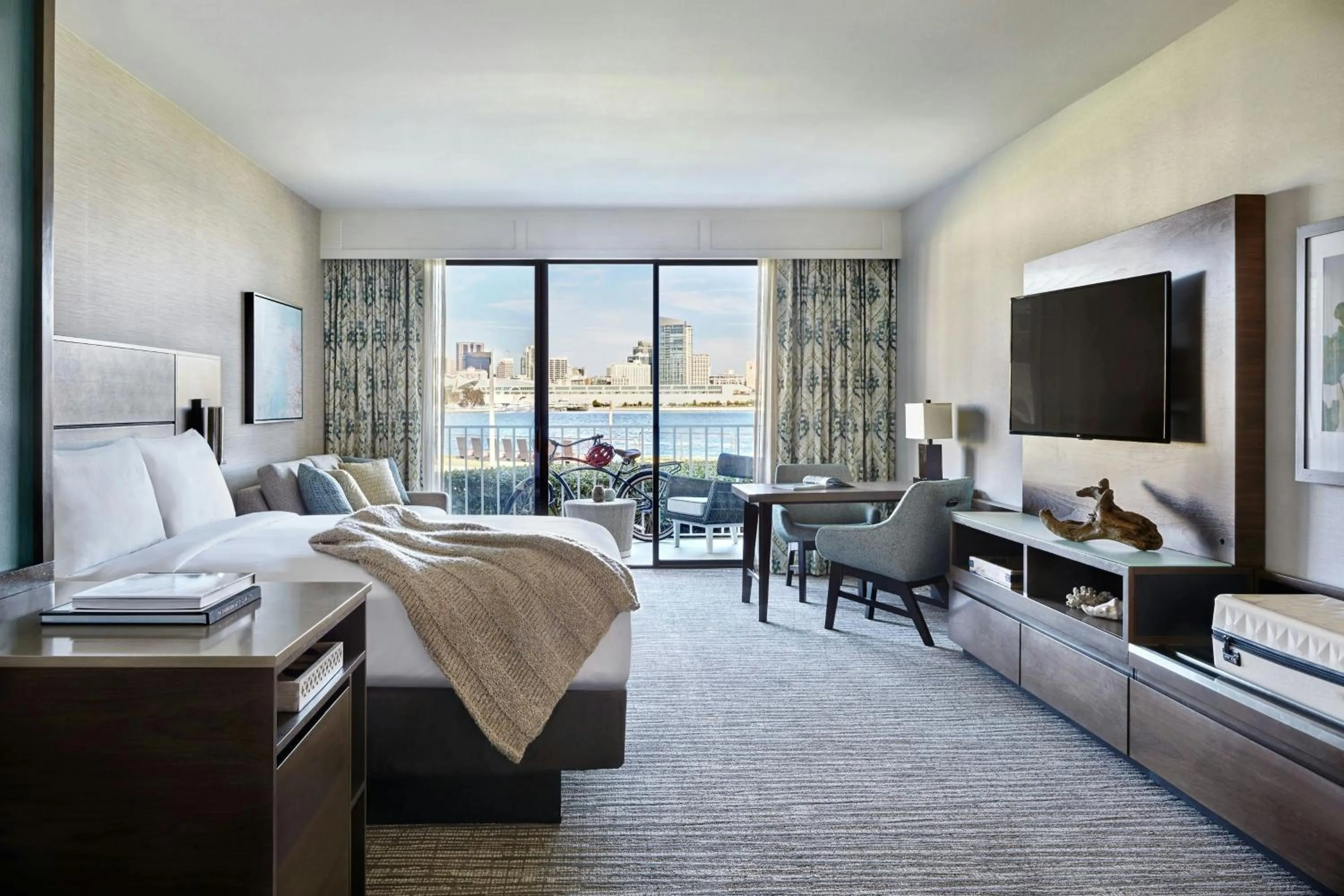 Photo of the whole room, Bed in Coronado Island Marriott Resort & Spa