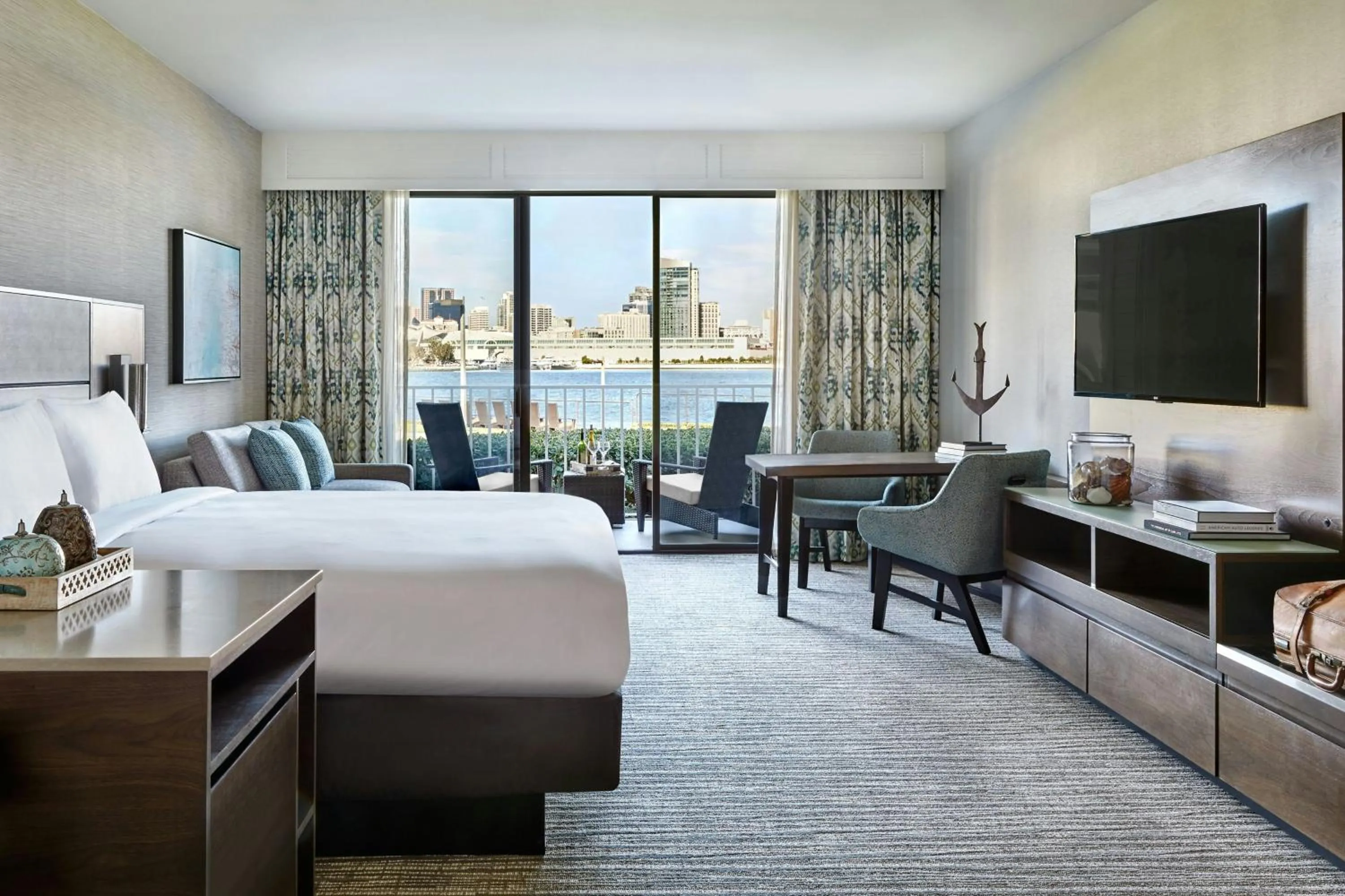 Photo of the whole room, Bed in Coronado Island Marriott Resort & Spa