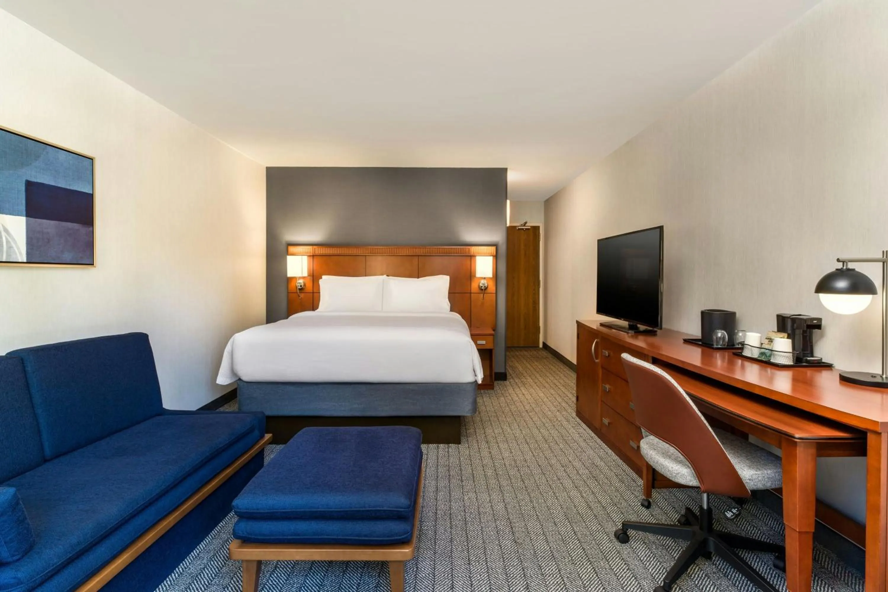 Photo of the whole room, Bed in Courtyard Sacramento Airport Natomas