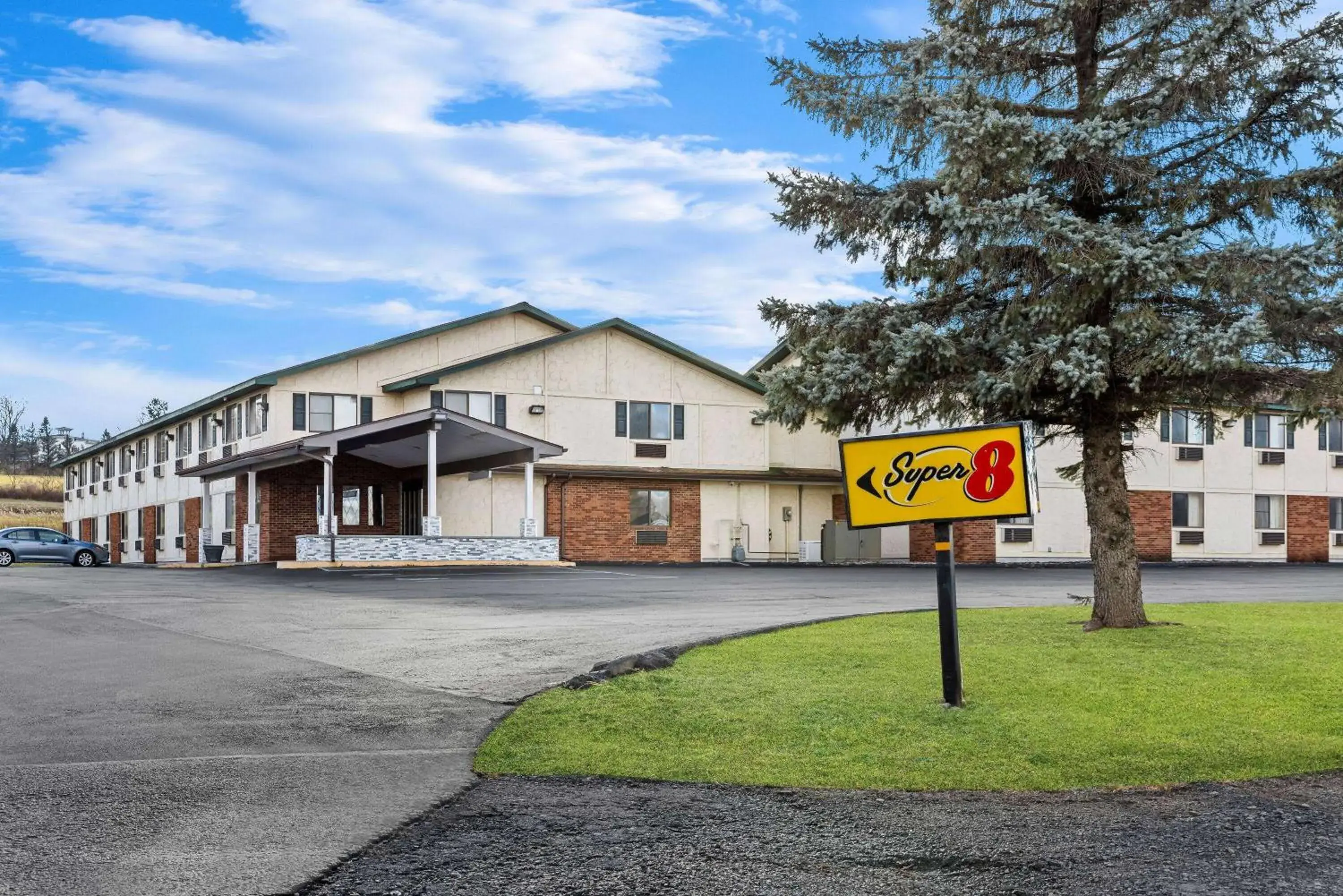 Property building in Super 8 by Wyndham Amsterdam Property building in Super 8 by Wyndham Amsterdam