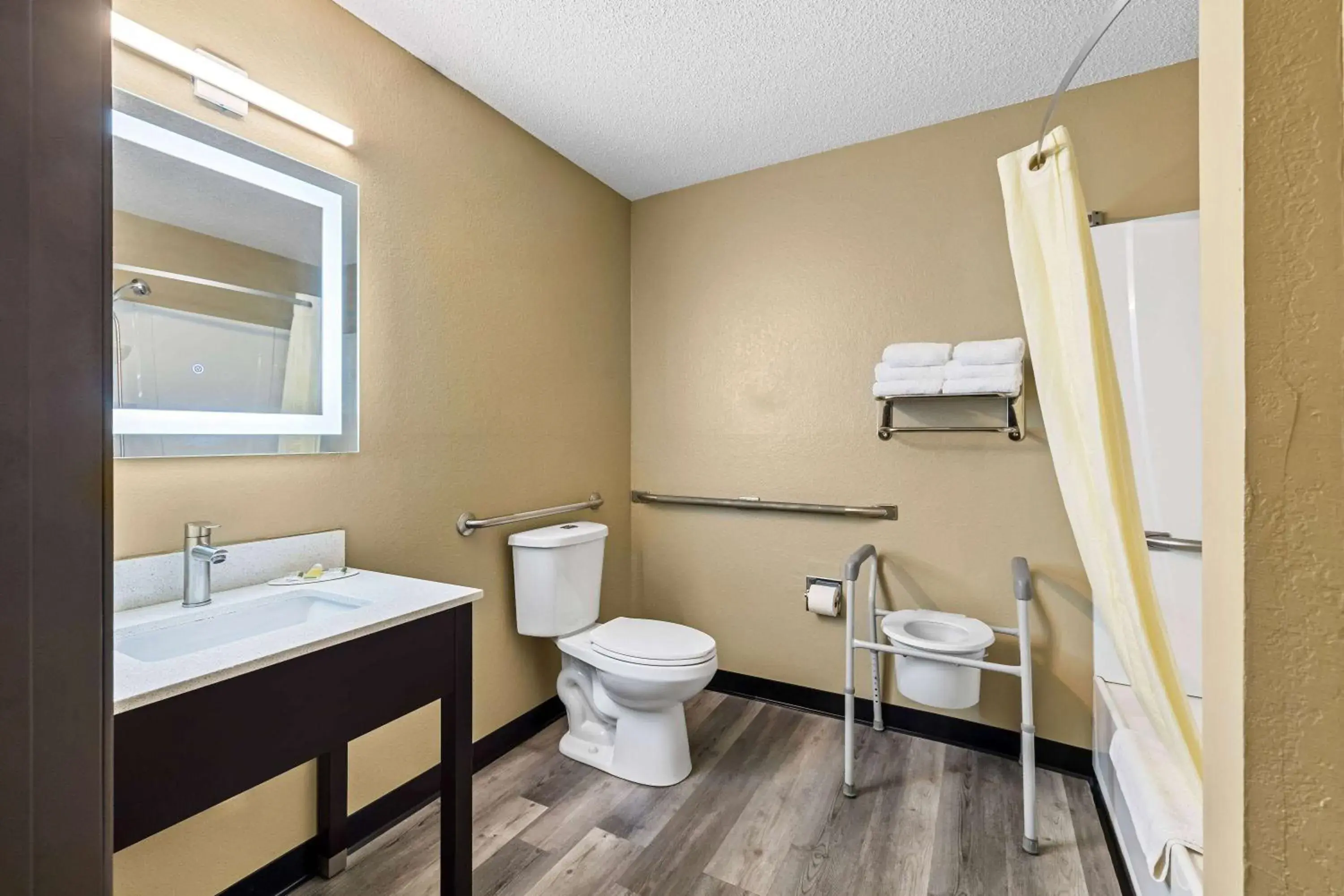 King Room with Bath Tub - Mobility/Hearing Accessible - Non-Smoking in Super 8 by Wyndham Amsterdam King Room with Bath Tub - Mobility/Hearing Accessible - Non-Smoking in Super 8 by Wyndham Amsterdam