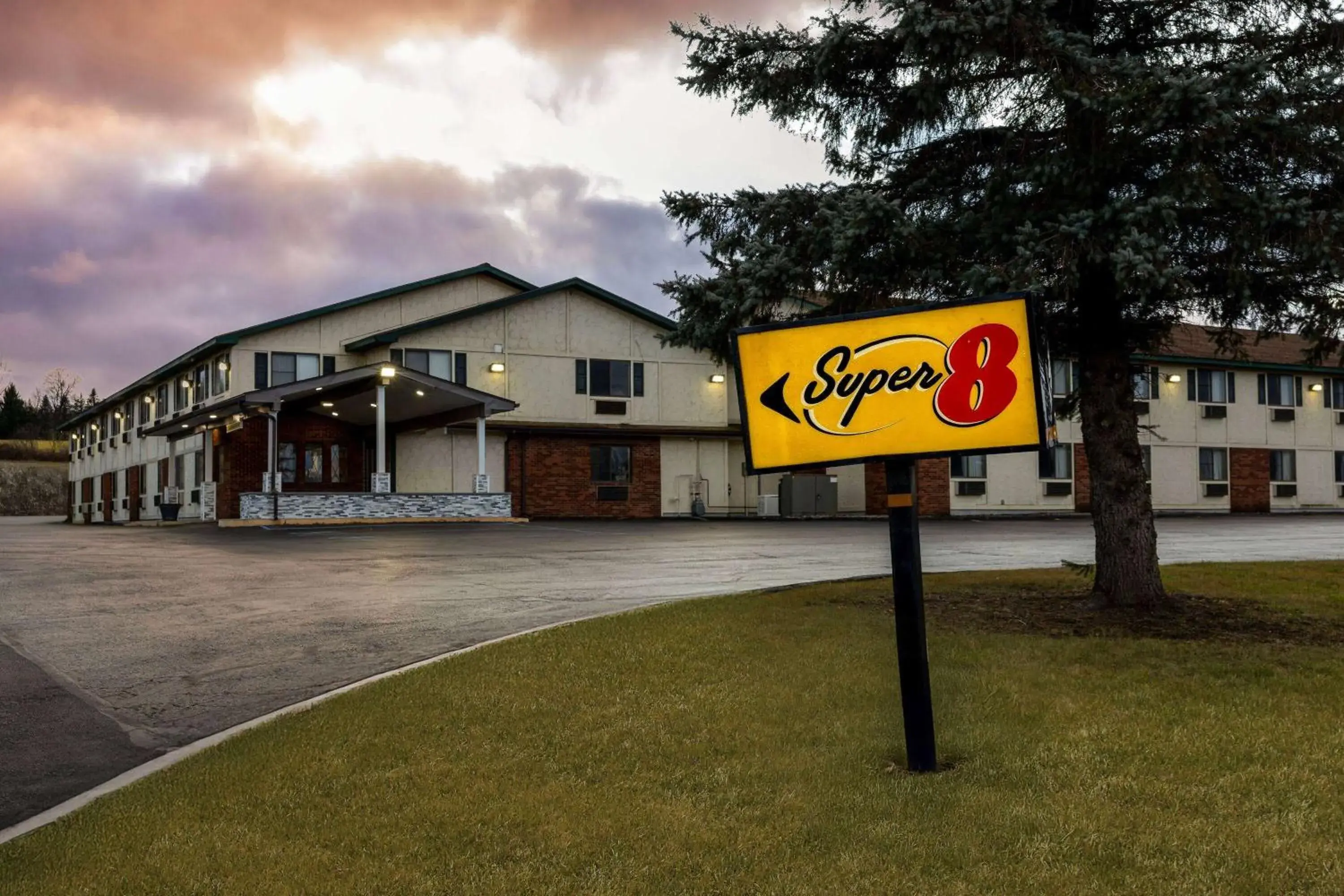 Property building in Super 8 by Wyndham Amsterdam Property building in Super 8 by Wyndham Amsterdam