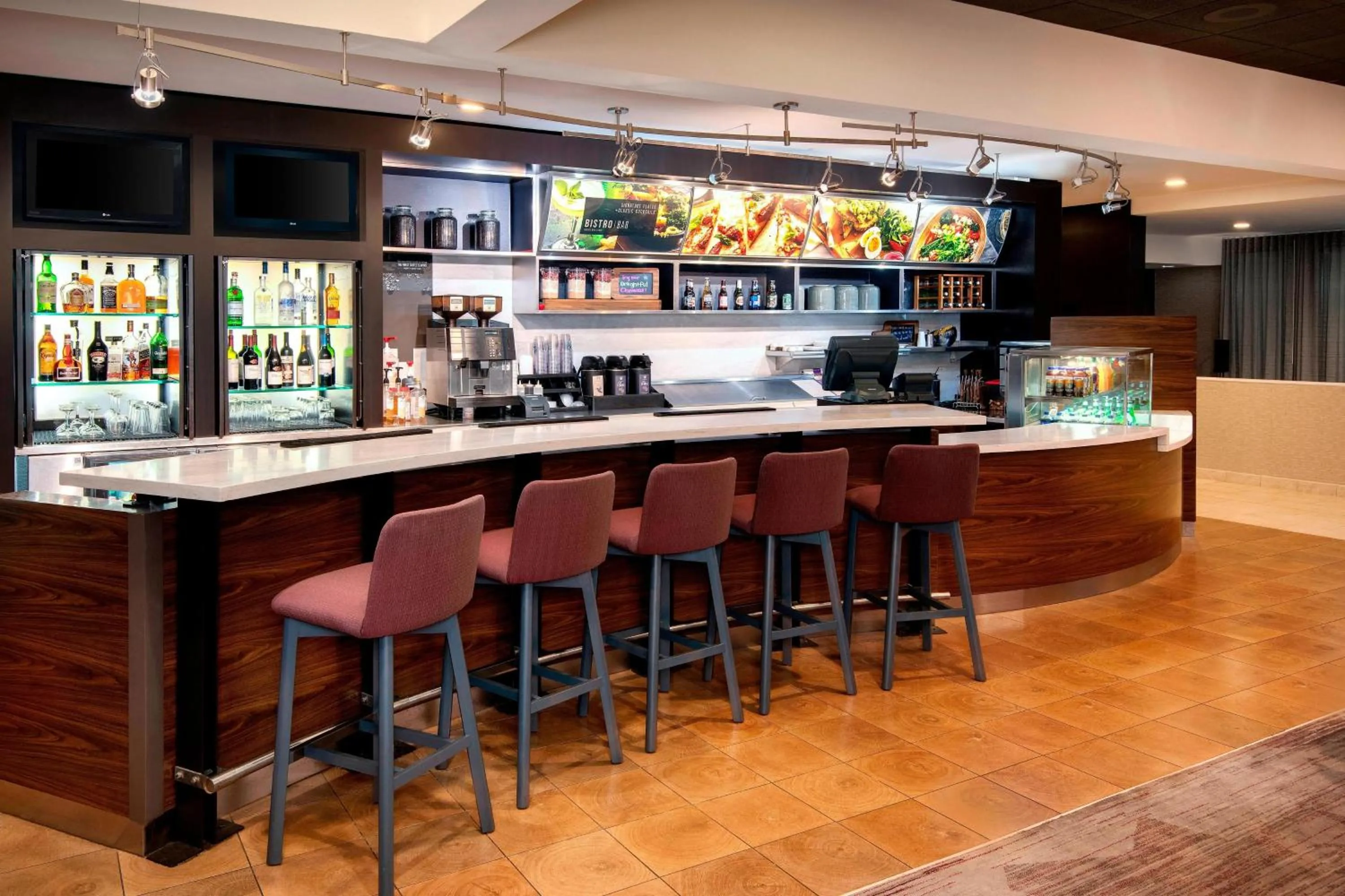 Lounge or bar in Courtyard by Marriott Savannah Midtown
