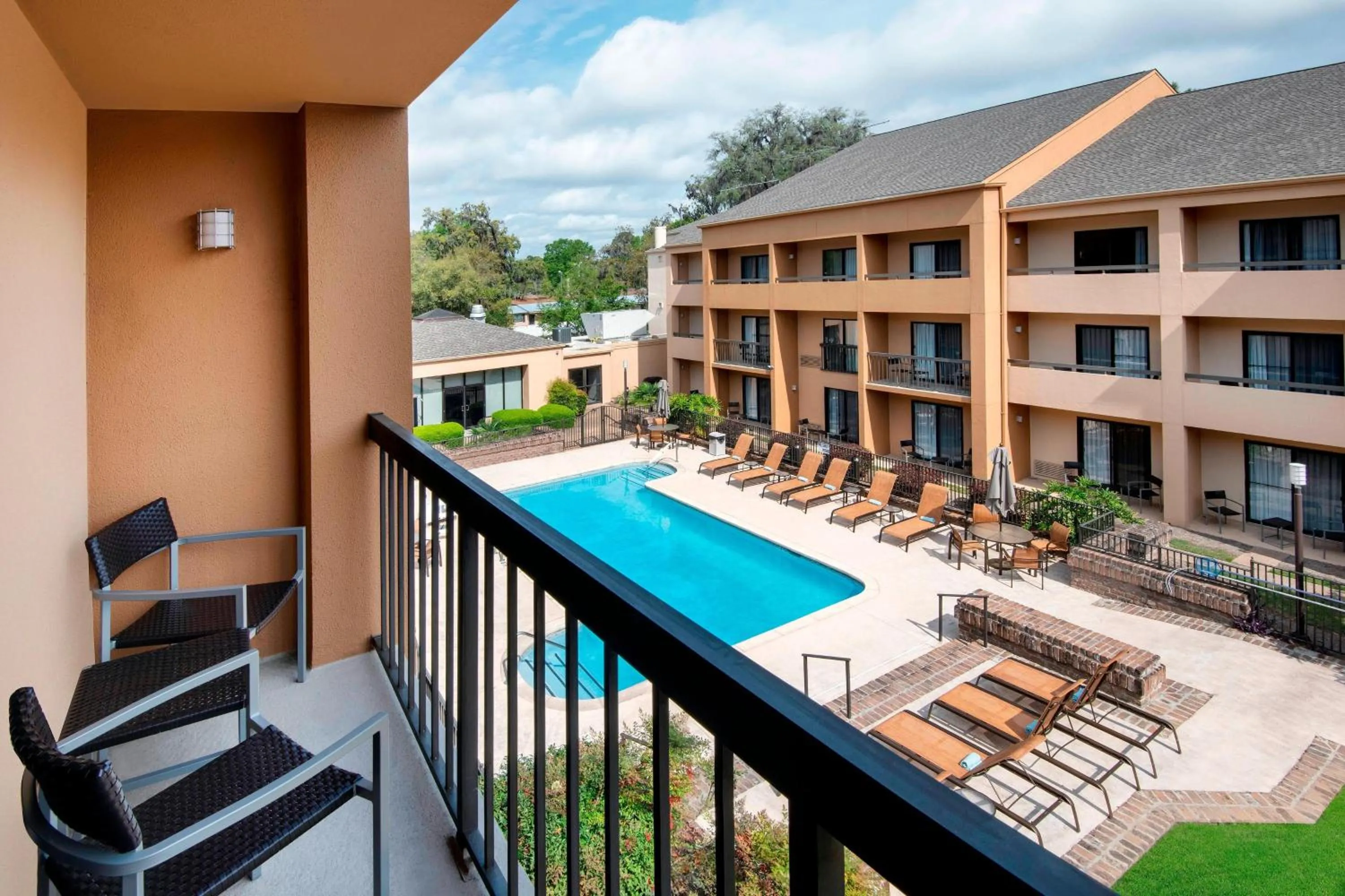 Swimming pool in Courtyard by Marriott Savannah Midtown