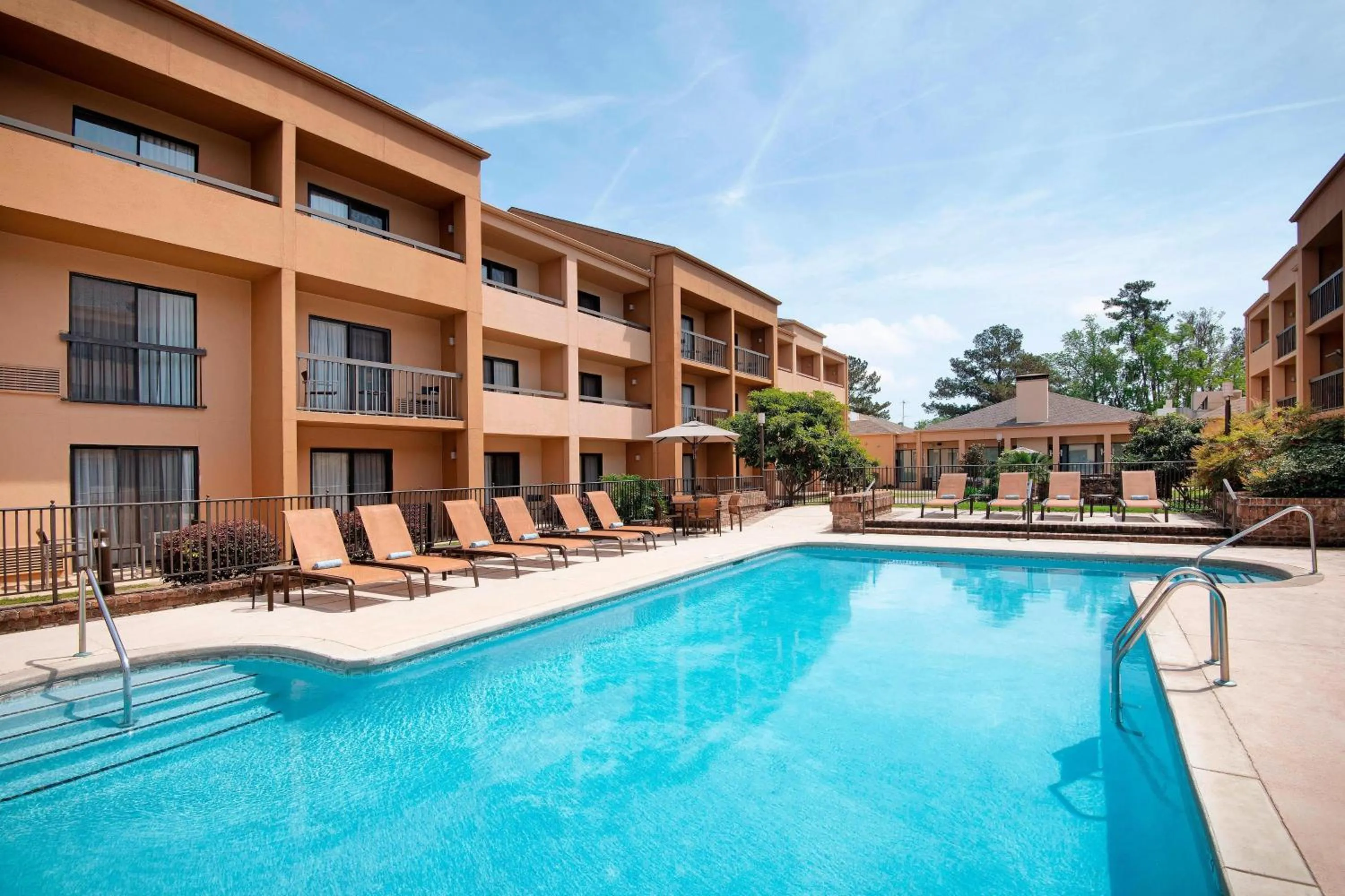 Swimming pool in Courtyard by Marriott Savannah Midtown