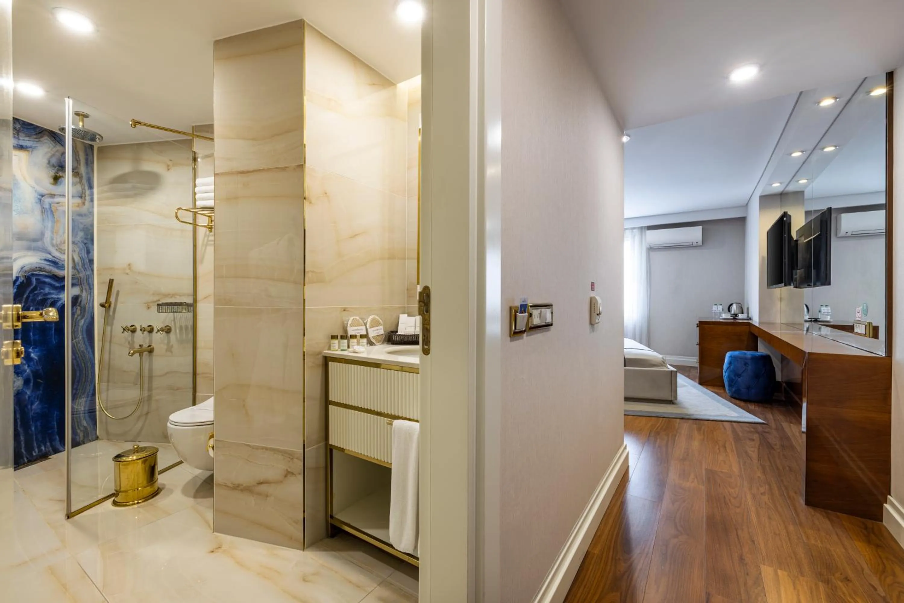 Shower in AHC Old City Hotel