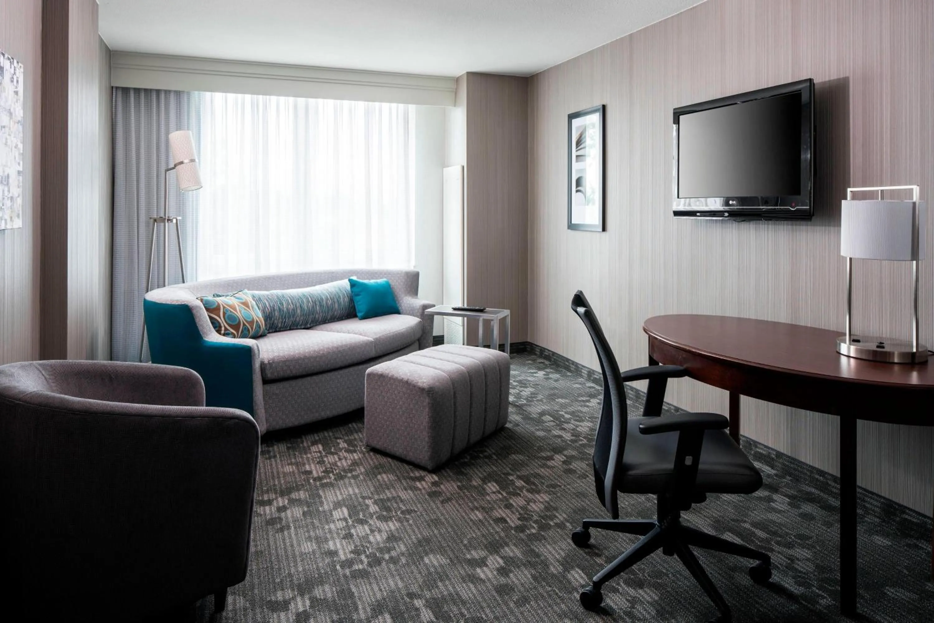 Living room in Courtyard by Marriott Seattle Federal Way