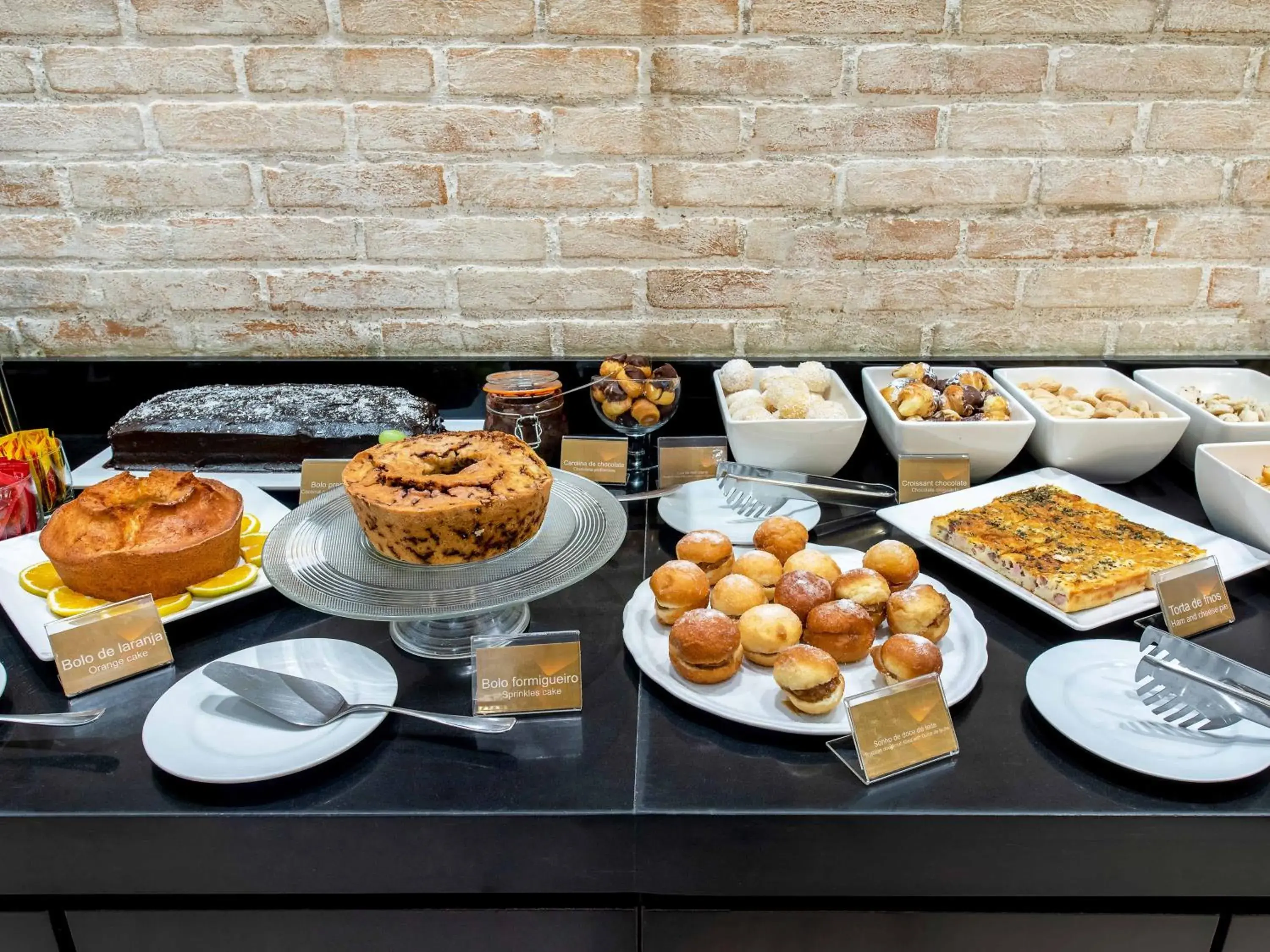 Breakfast in Hotel Cassino Tower Campinas Cambuí By Nacional Inn Breakfast in Hotel Cassino Tower Campinas Cambuí By Nacional Inn