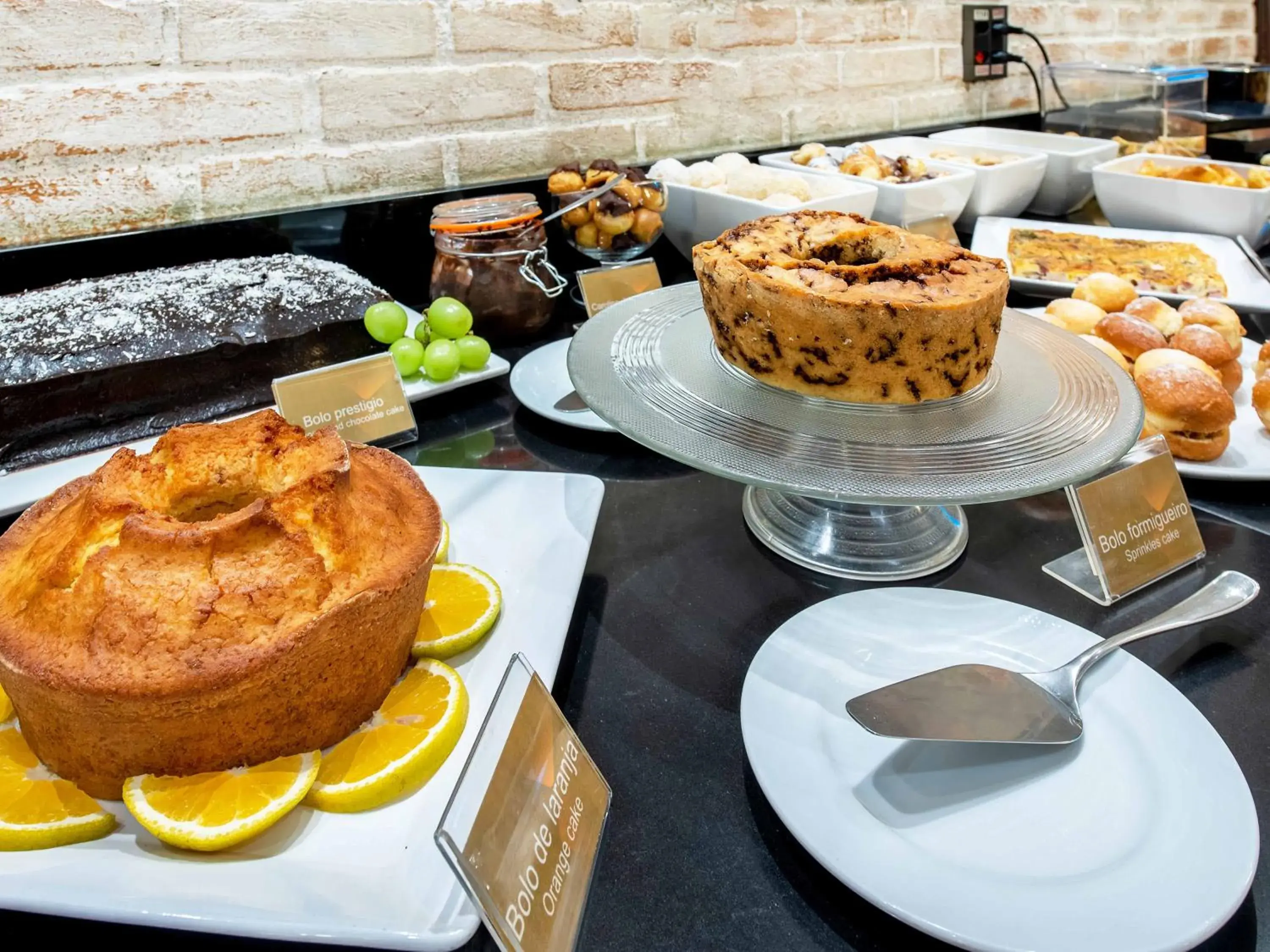 Breakfast in Hotel Cassino Tower Campinas Cambuí By Nacional Inn Breakfast in Hotel Cassino Tower Campinas Cambuí By Nacional Inn
