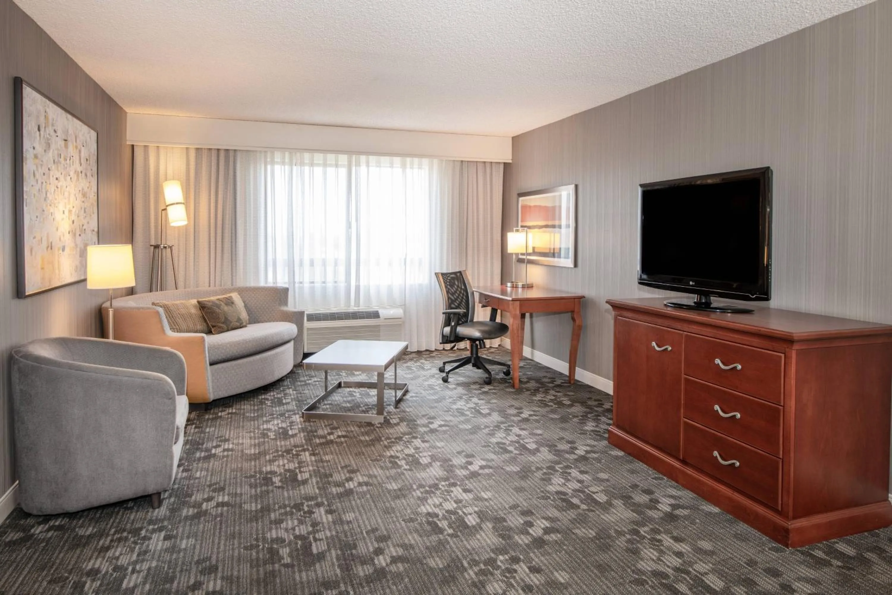 Living room in Courtyard by Marriott Newark Silicon Valley