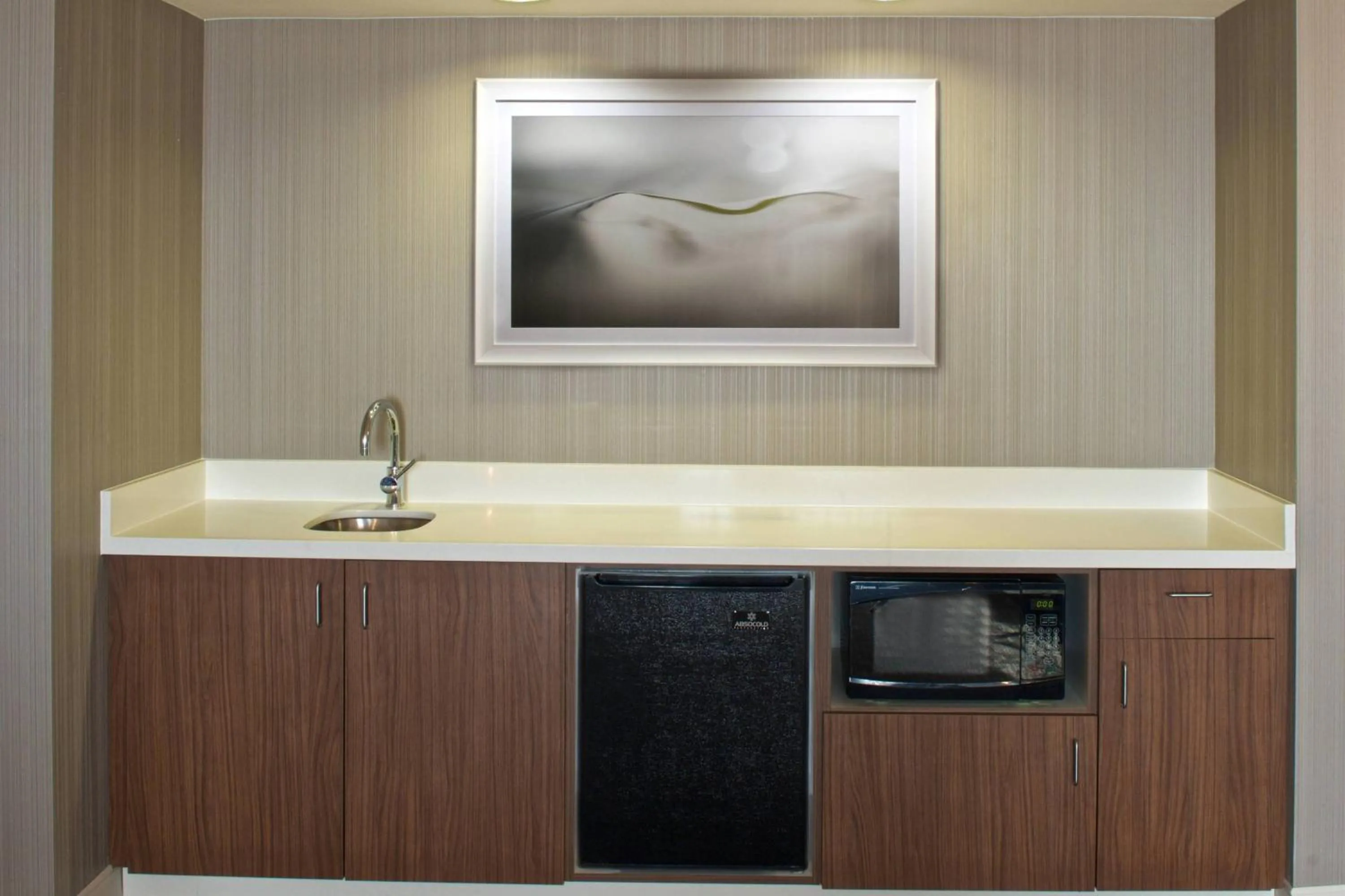 Photo of the whole room in Courtyard by Marriott Newark Silicon Valley